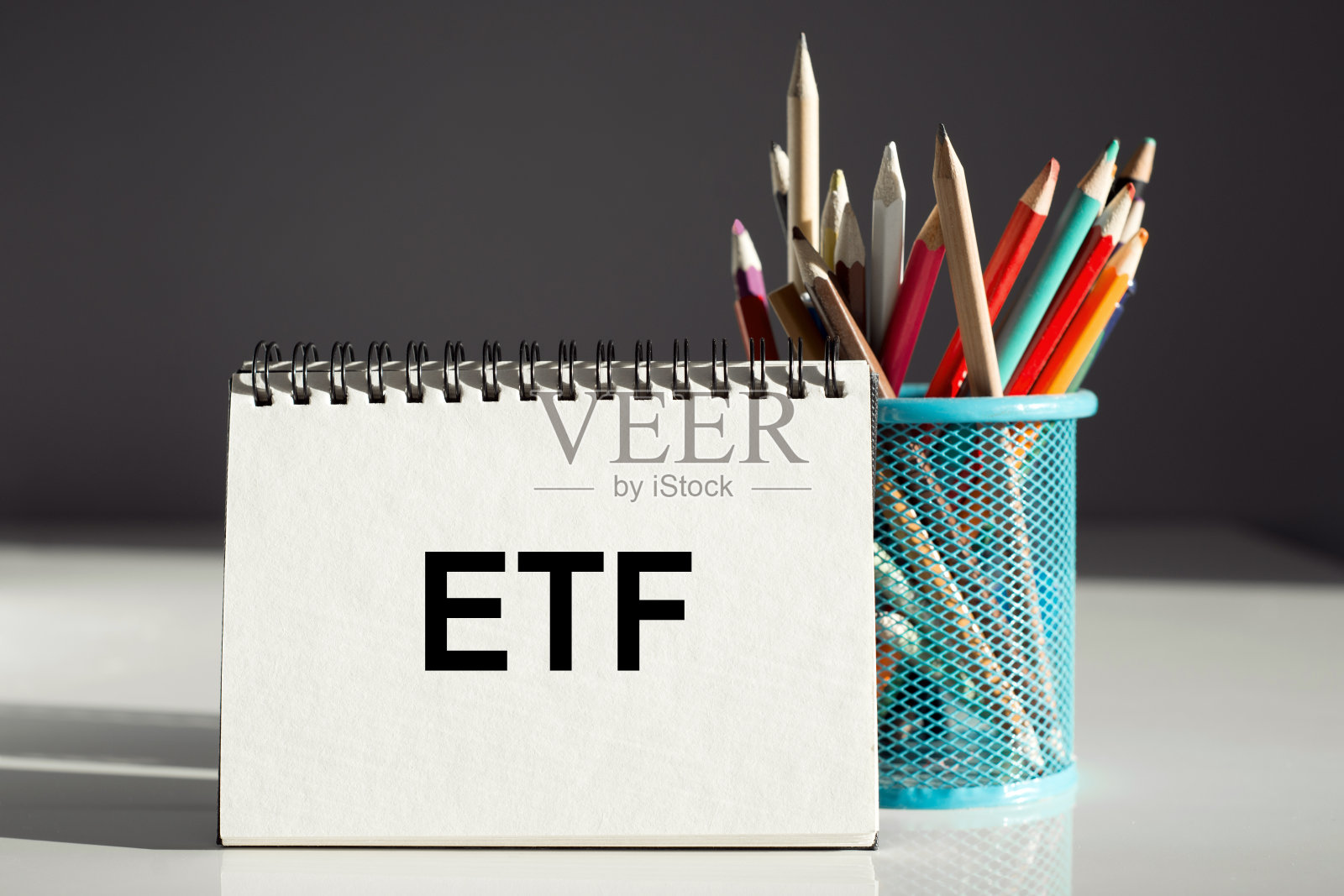 ETF——用彩色铅笔写在纸上。为商业、金融、营销理念提供了一个光明的解决方案照片摄影图片