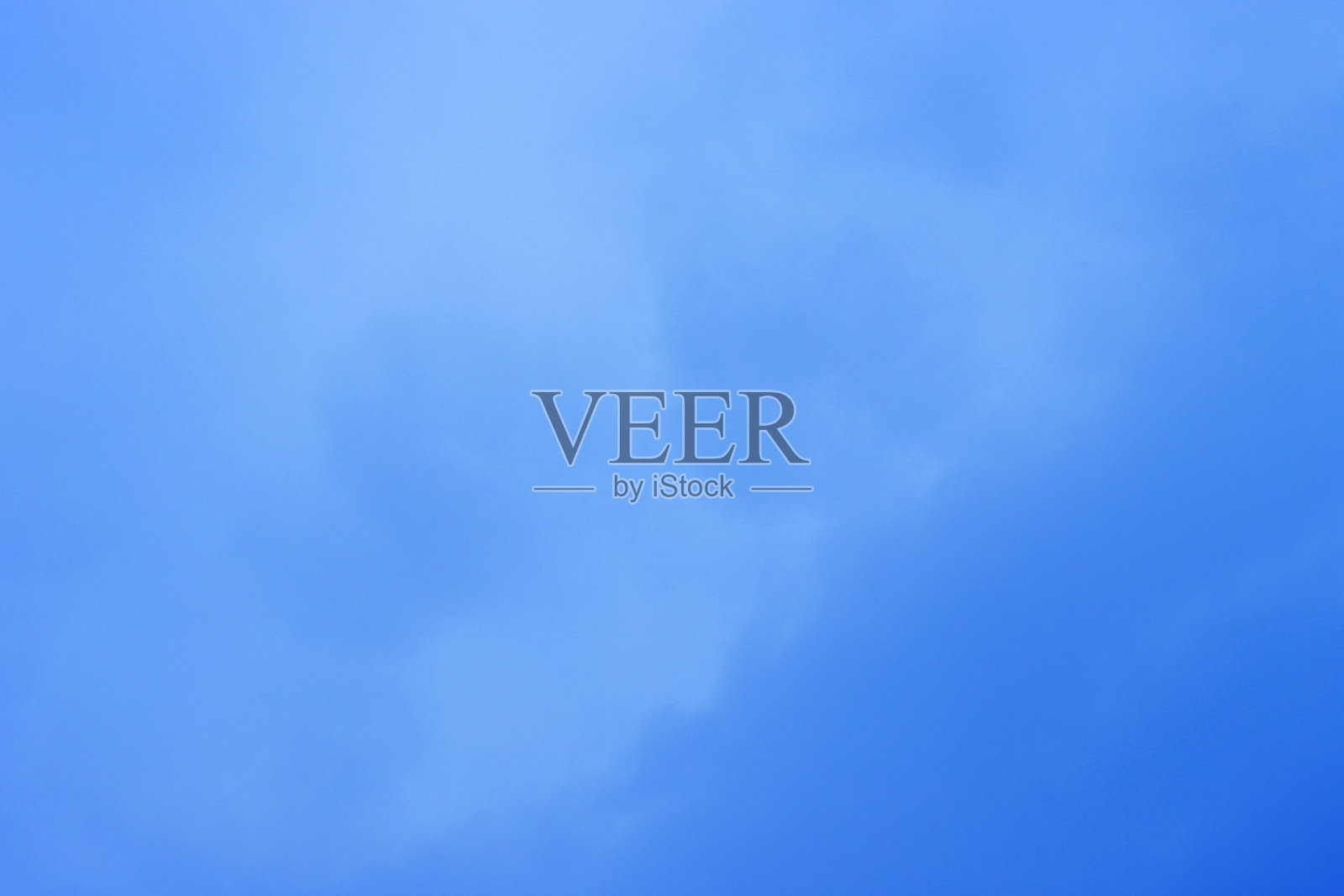 抽象的蓝天背景与复制空间的设计。照片摄影图片