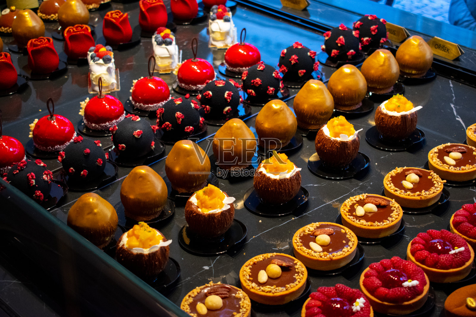 各式各样的美味和色彩丰富的甜点，巧克力蛋糕，浆果挞，挞，巧克力挞由糕点师制作。看起来都很美味可口。照片摄影图片