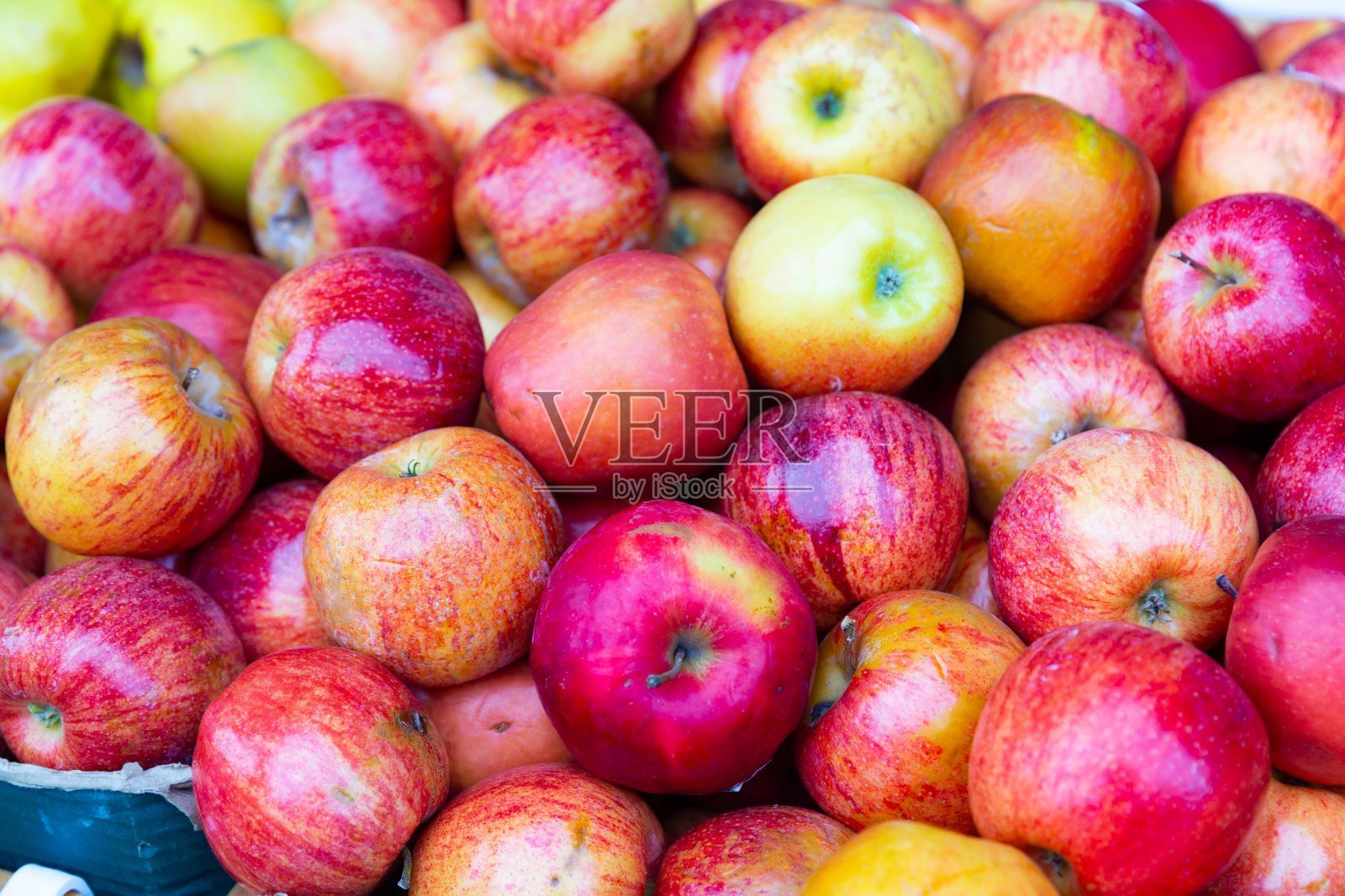 红黄色的苹果在柜台上照片摄影图片