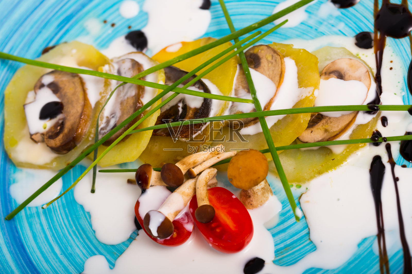 用香槟烤土豆照片摄影图片