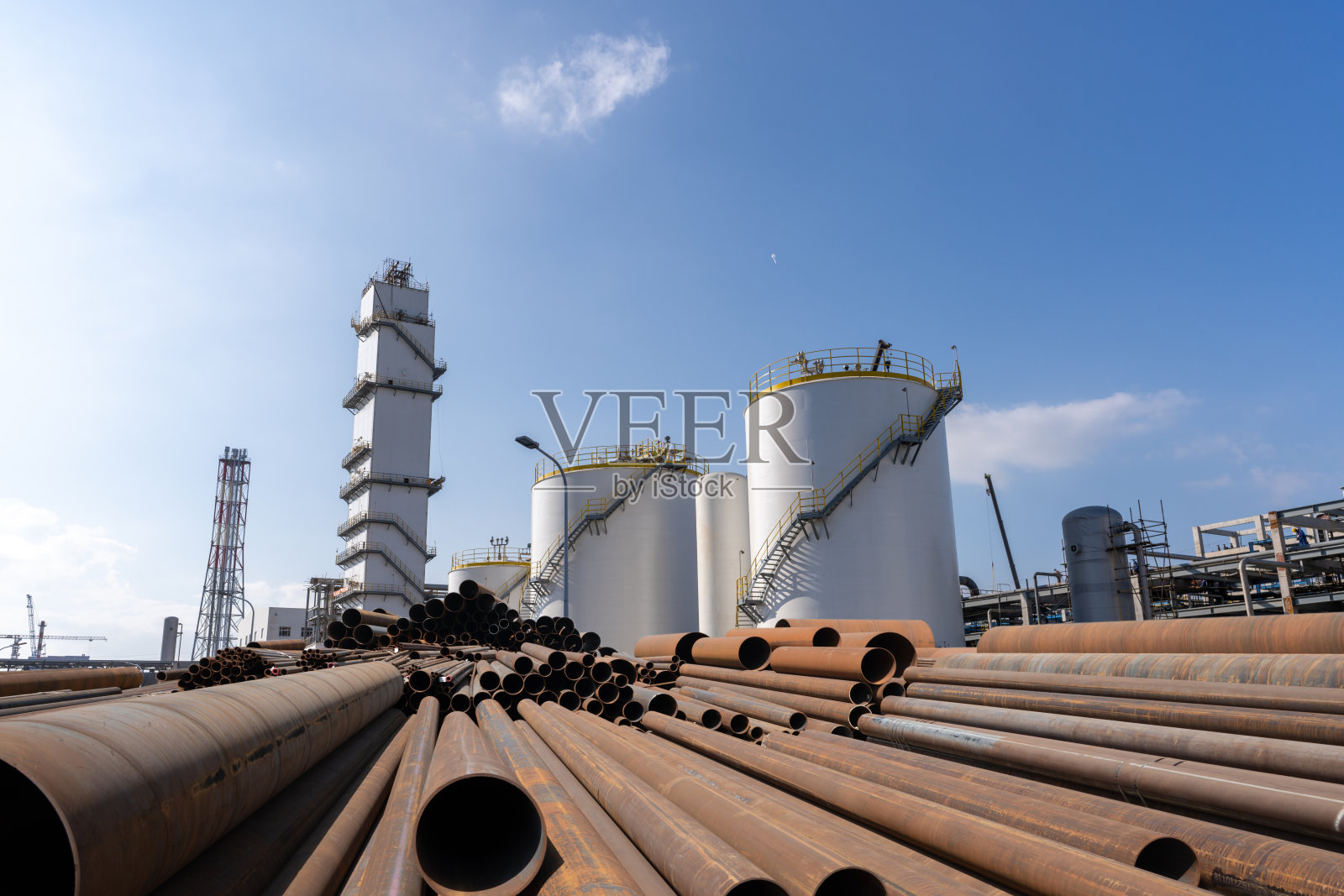 在建的化工厂建筑和储罐照片摄影图片