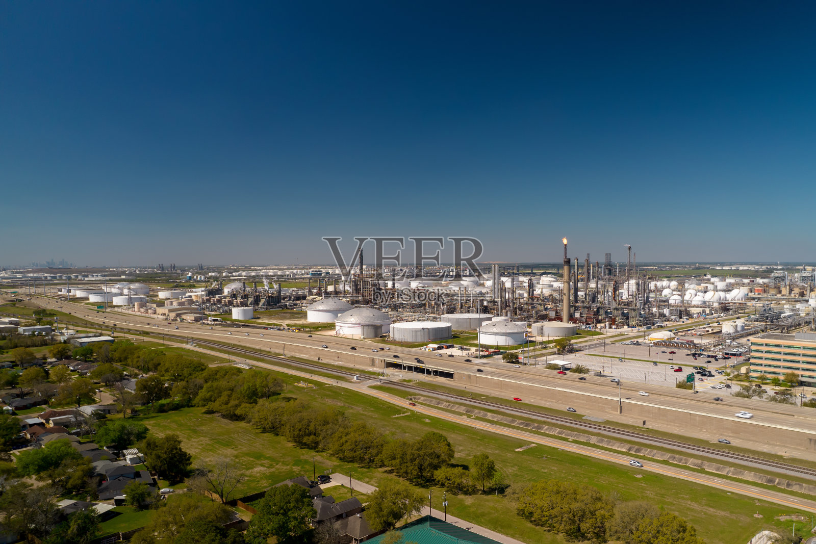 德克萨斯州化工厂的鸟瞰图。化工厂油品生产。照片摄影图片