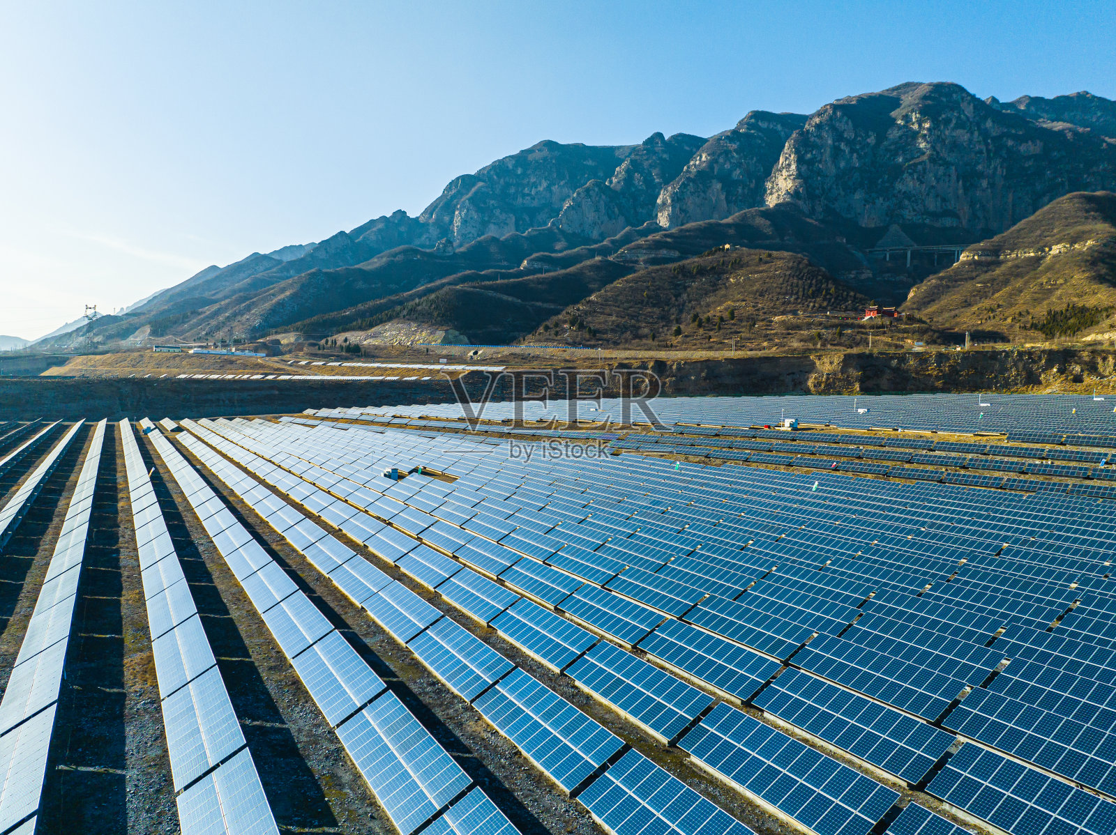 一排太阳能电池板的鸟瞰图照片摄影图片