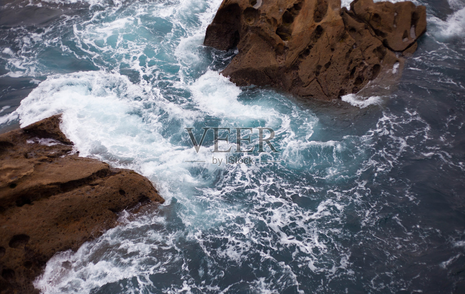 海浪拍打着岩石照片摄影图片