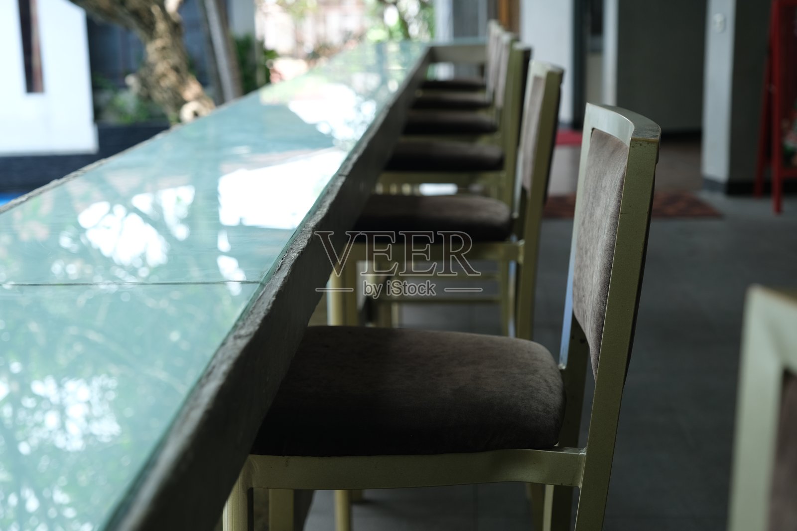 餐厅外的长板凳和瓷砖桌子照片摄影图片