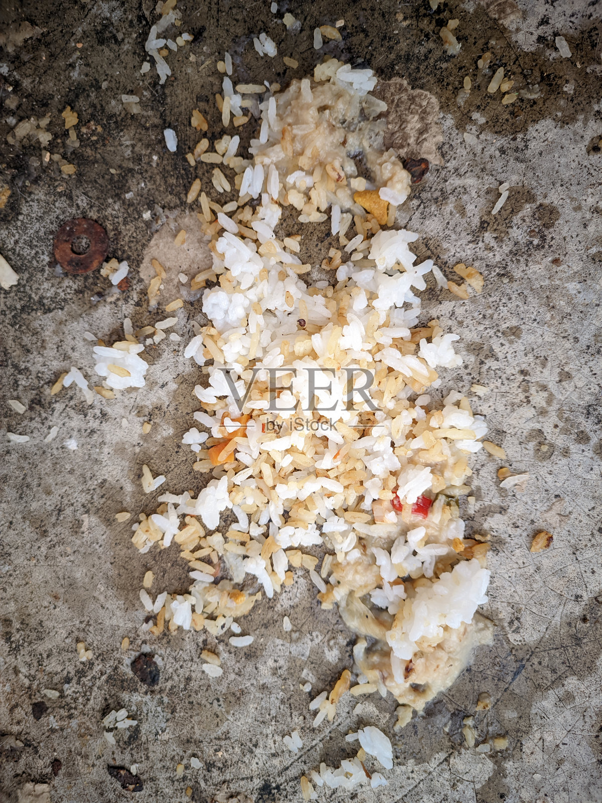 扔在地上的剩饭已经不适合吃了照片摄影图片