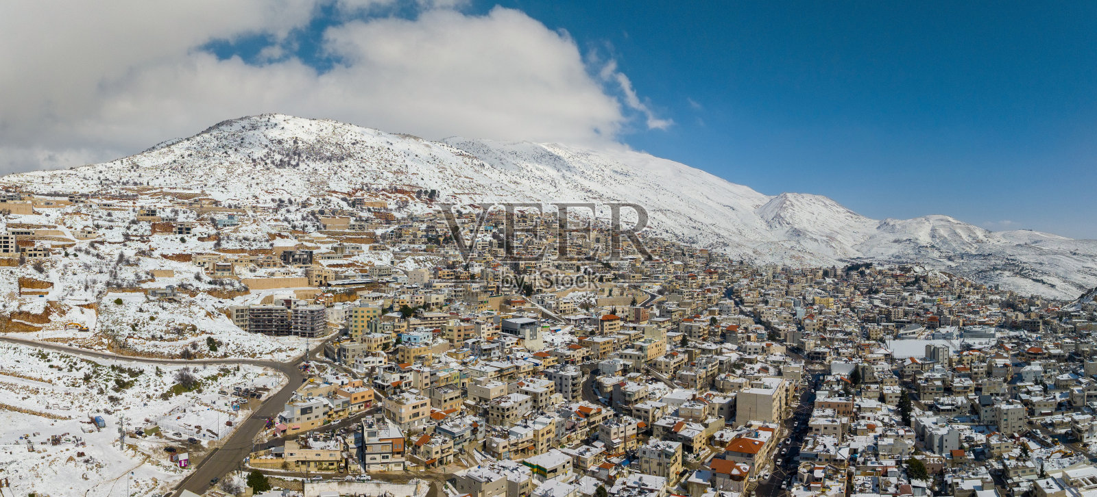 赫尔蒙山和马吉代勒沙姆斯被冬季雪覆盖照片摄影图片