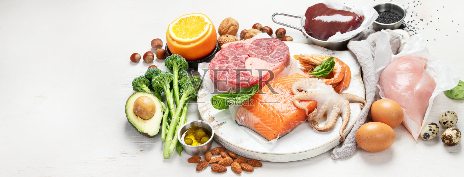 浅灰色背景下富含辅酶Q10的食物，健康饮食概念照片摄影图片