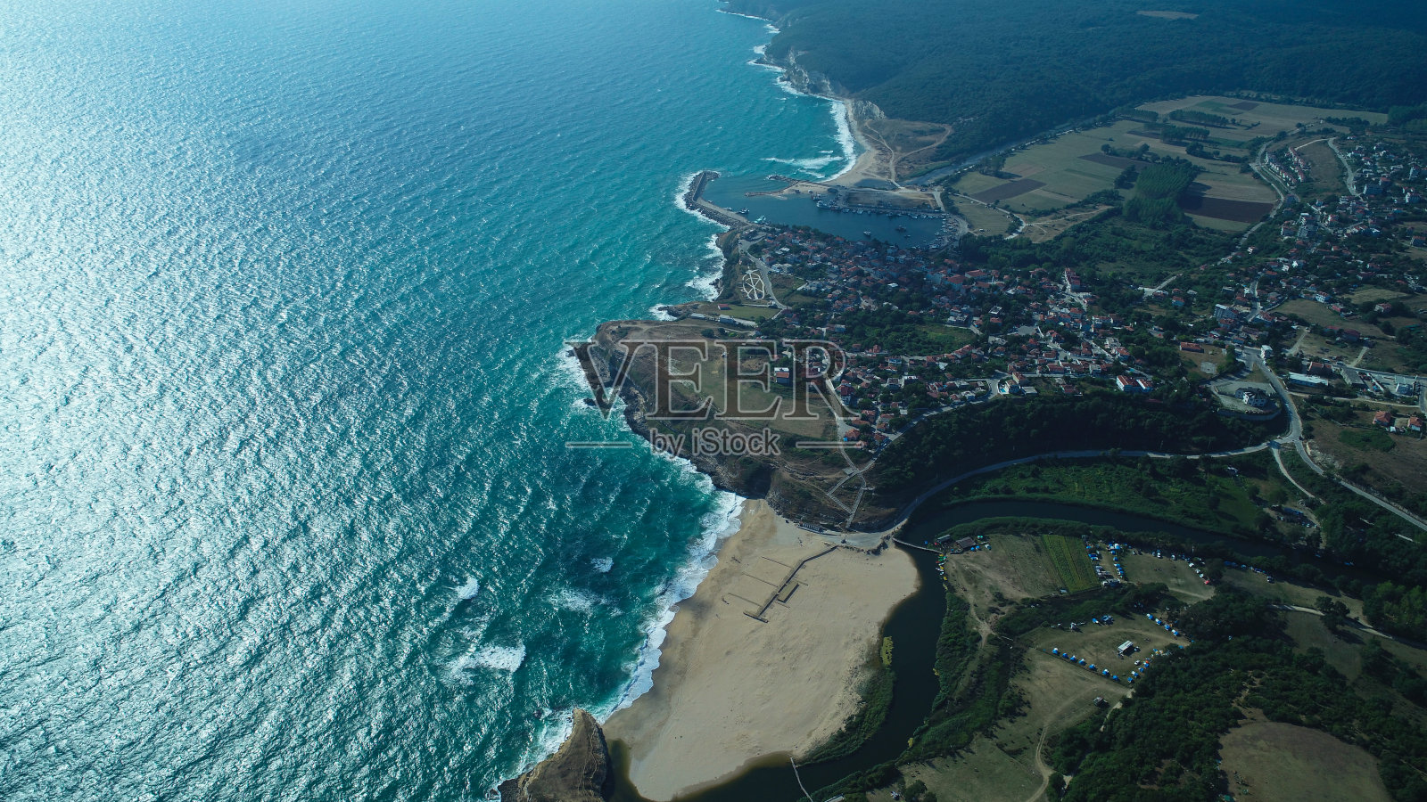 空中海岸，海洋和天空与无人机鸟瞰高质量的照片照片摄影图片