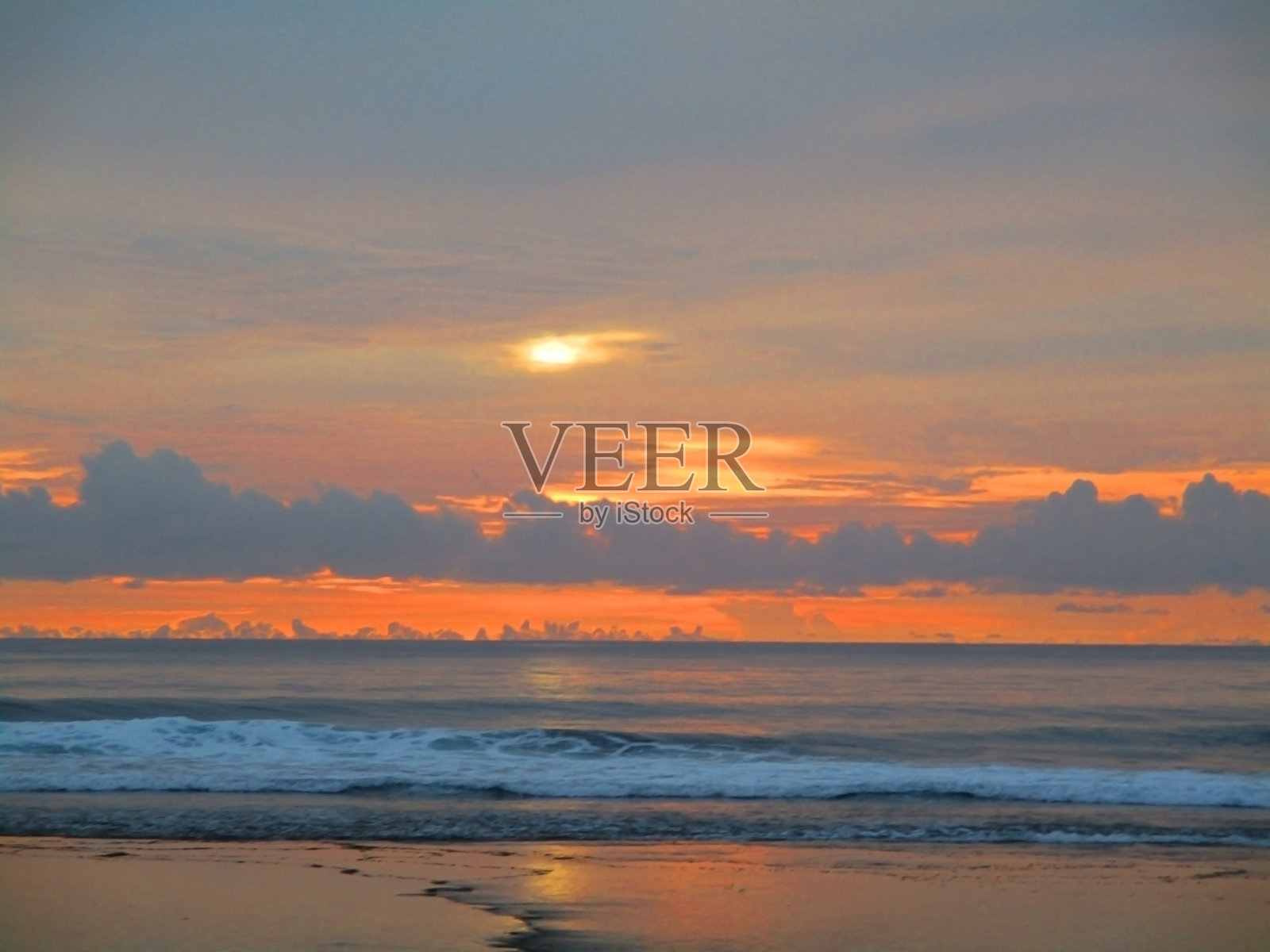 黄昏的海滩，橙色的天空照片摄影图片