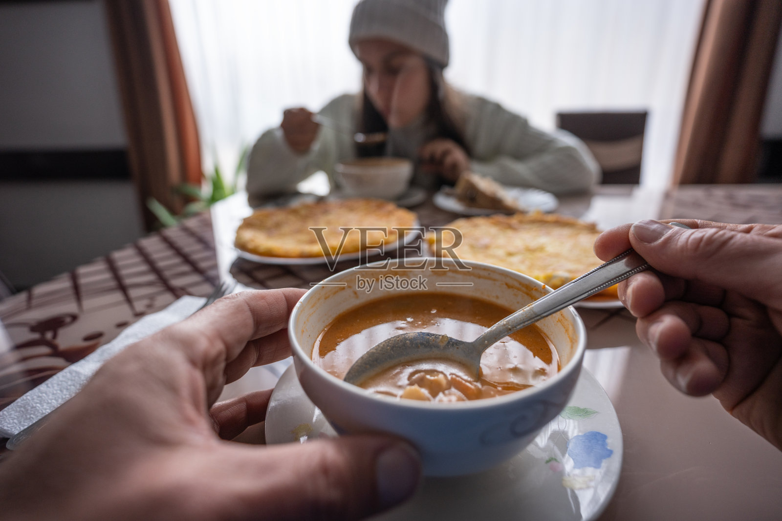 POV，和朋友在餐厅吃饭。照片摄影图片