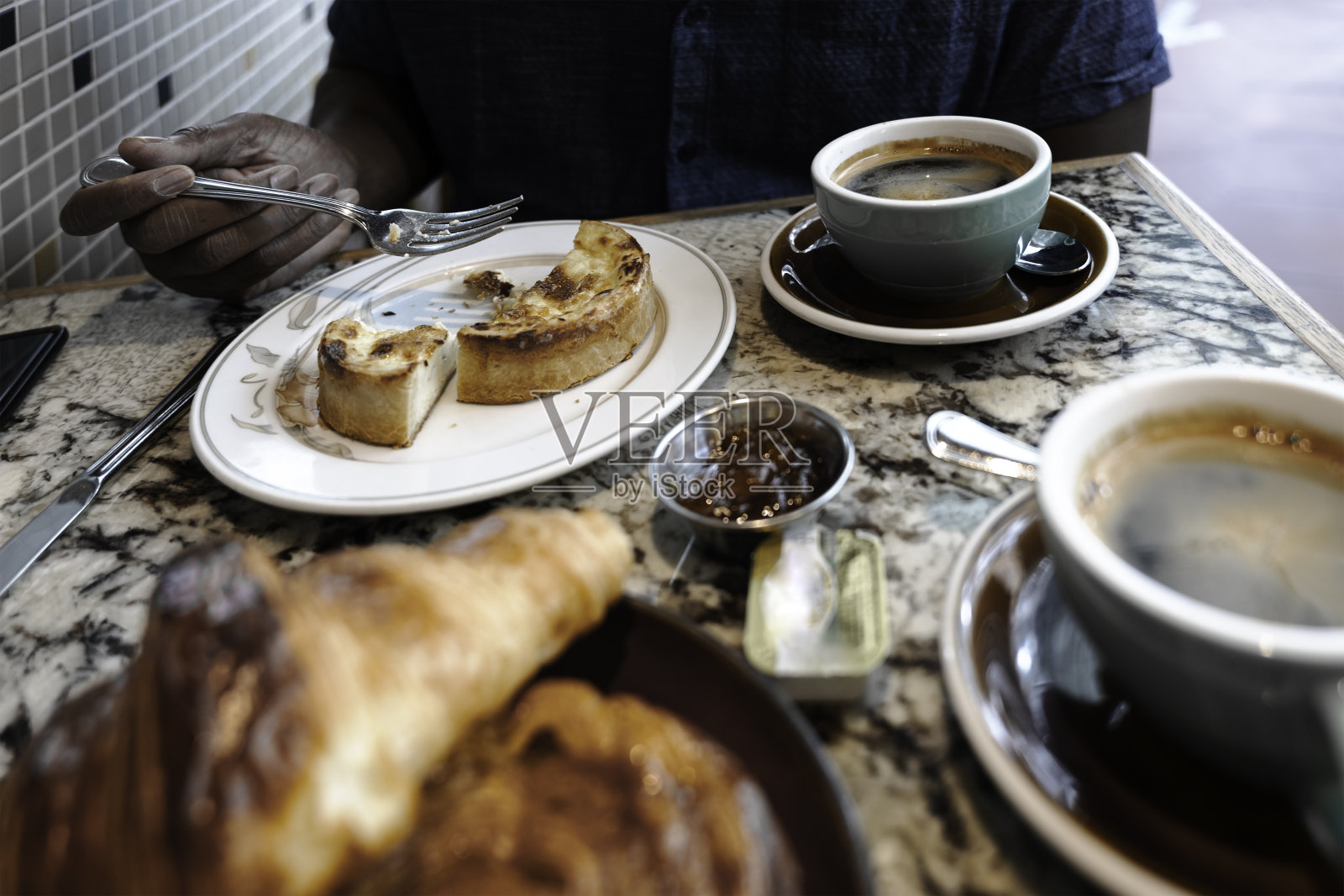 在咖啡馆吃早餐照片摄影图片