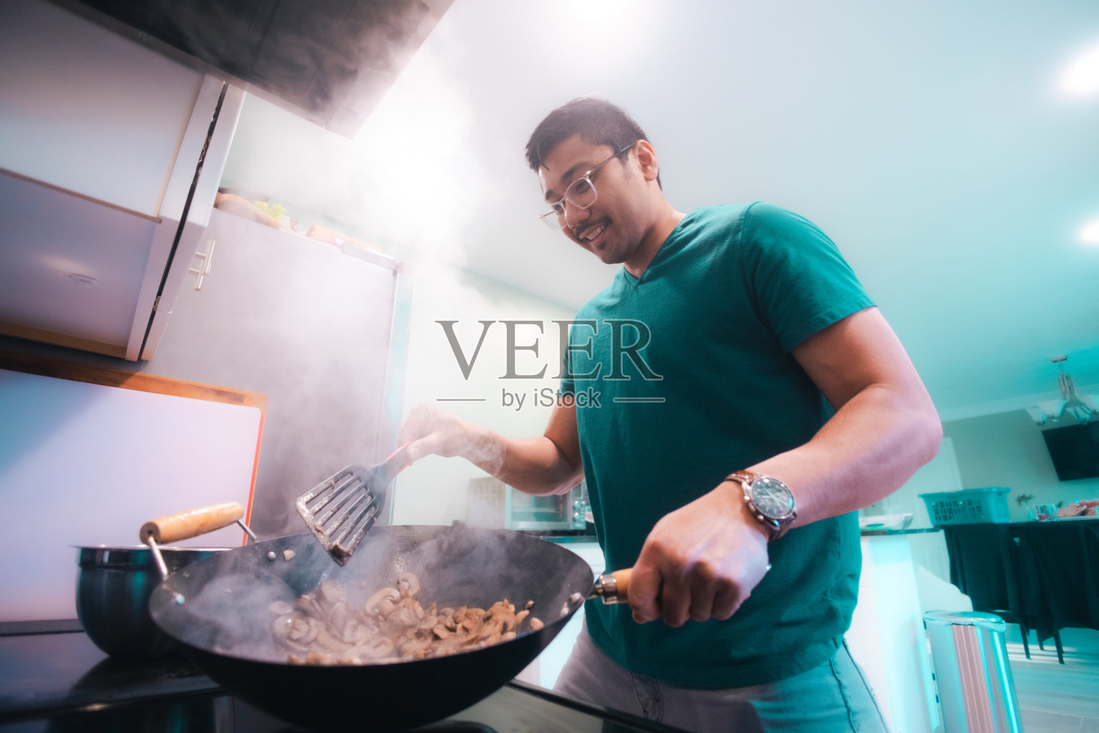Cooking at Home - Sautéed Mushrooms - Cooking on a Wok - Low Angle照片摄影图片
