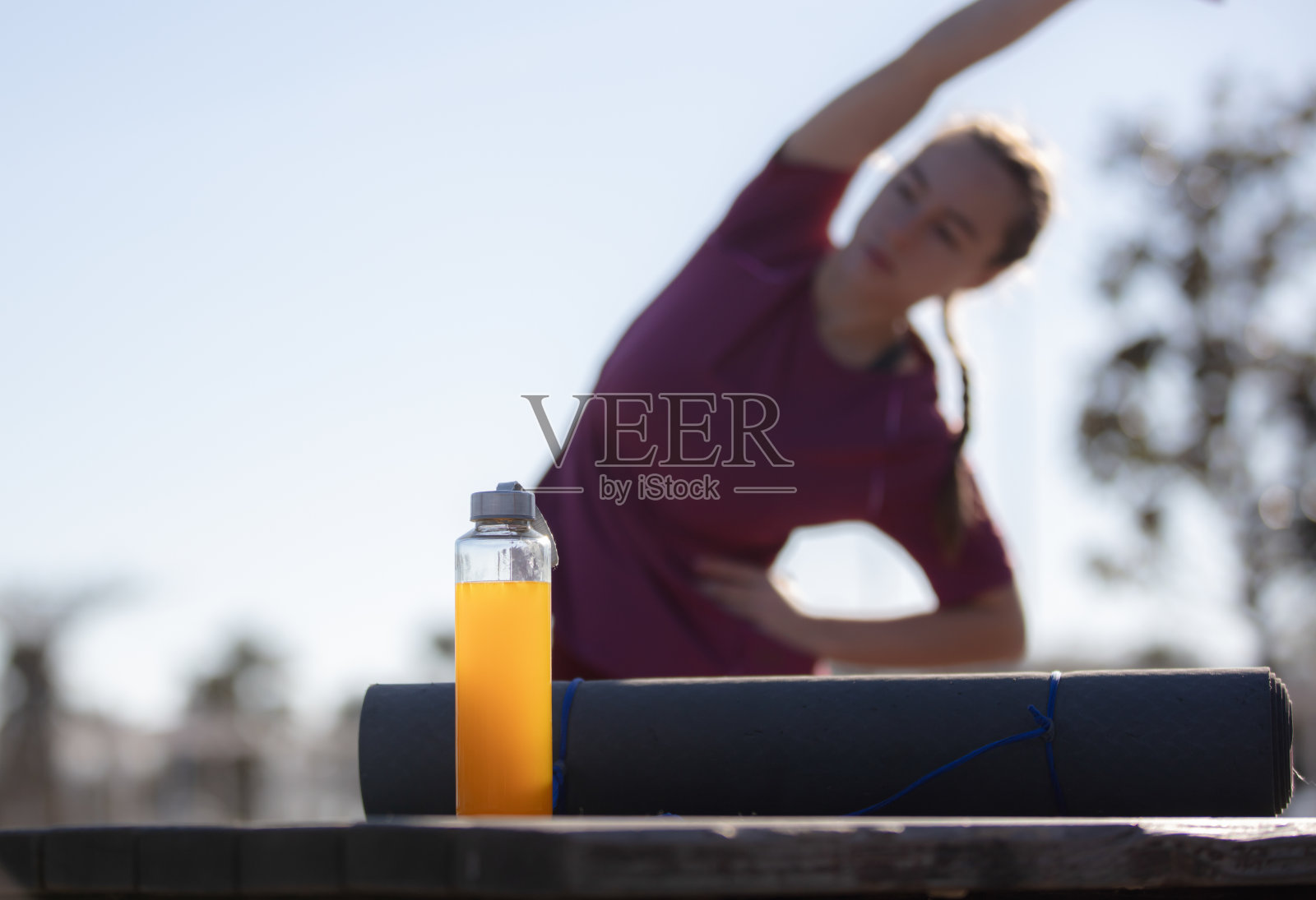 年轻女子在户外运动期间在外面补水。照片摄影图片