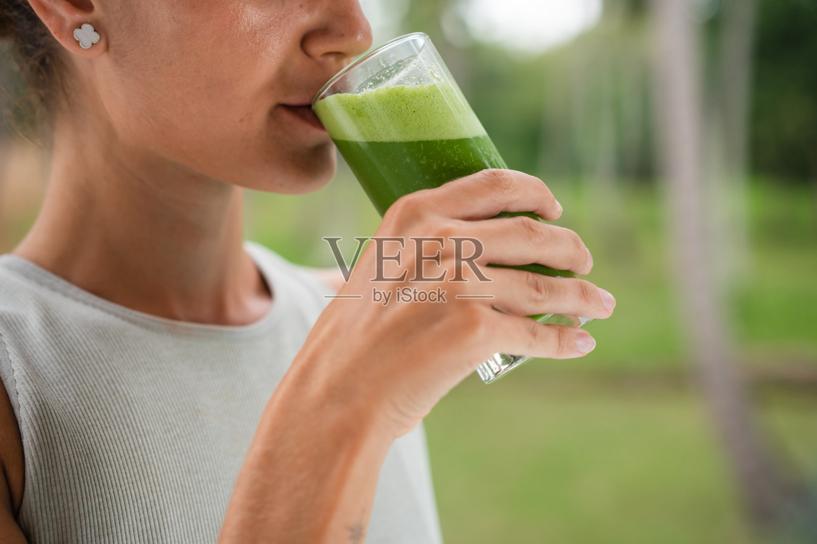 一名女子正在享受一杯健康的奶昔照片摄影图片