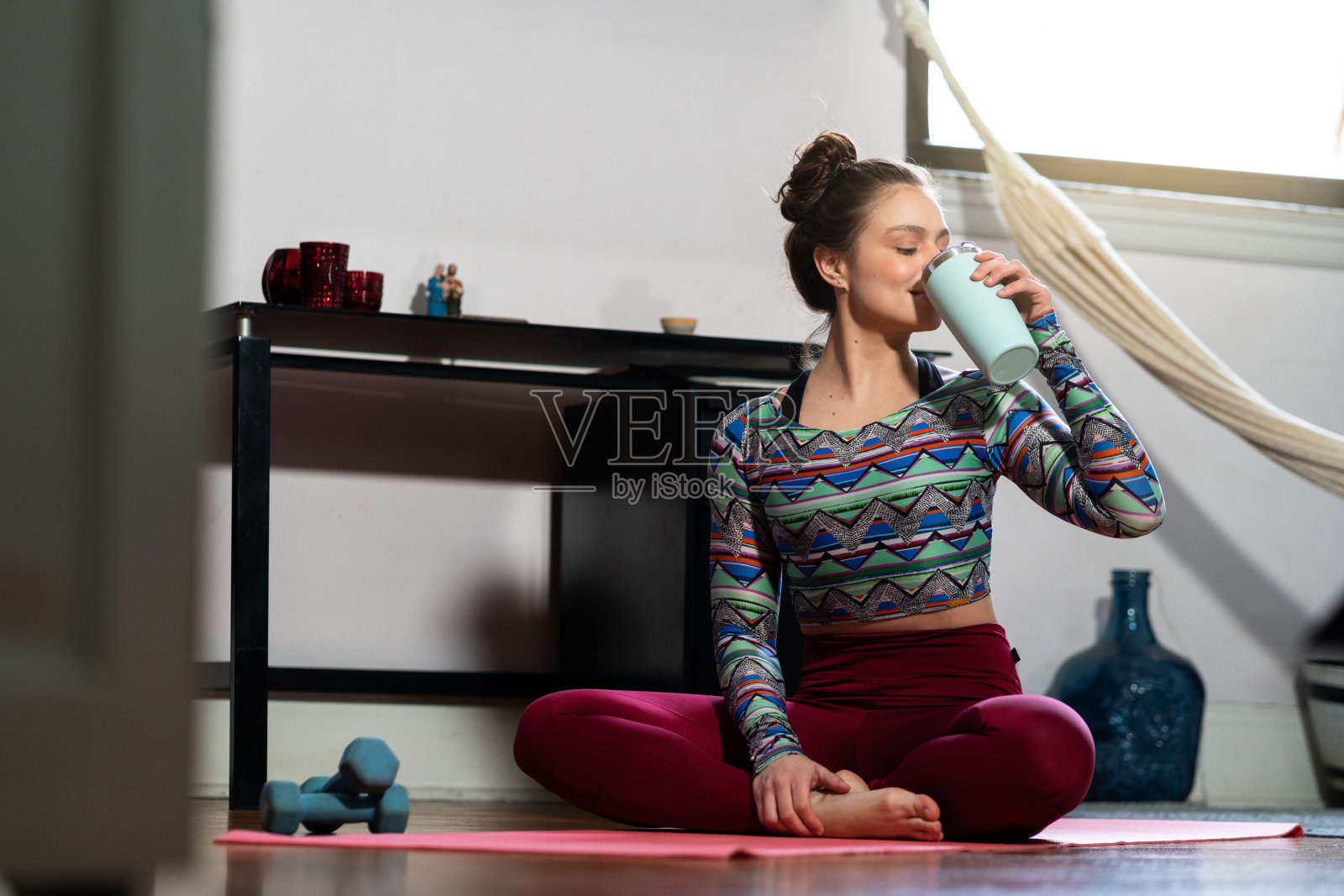 年轻女子在纽约室内做瑜伽照片摄影图片