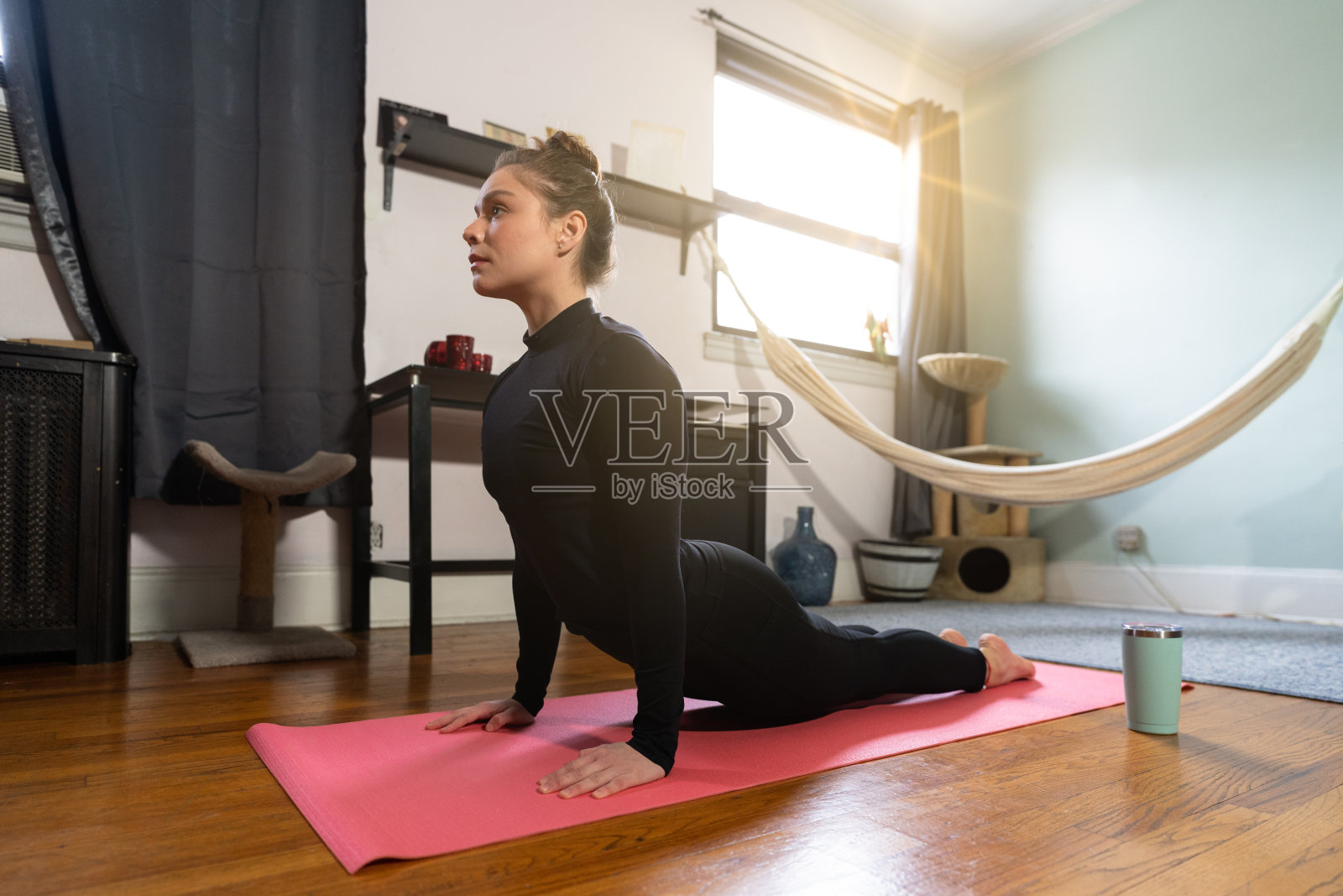 年轻女子在纽约室内做瑜伽照片摄影图片