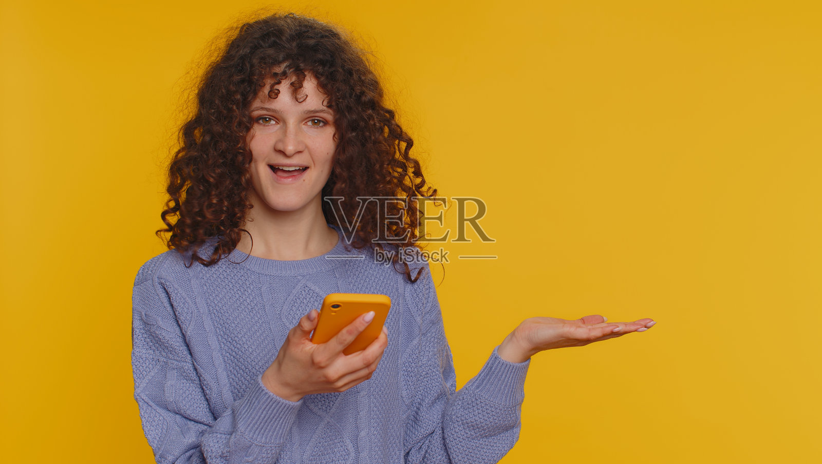 年轻人用智能手机竖起大拇指，推荐wifi连接5G，指着空的地方照片摄影图片