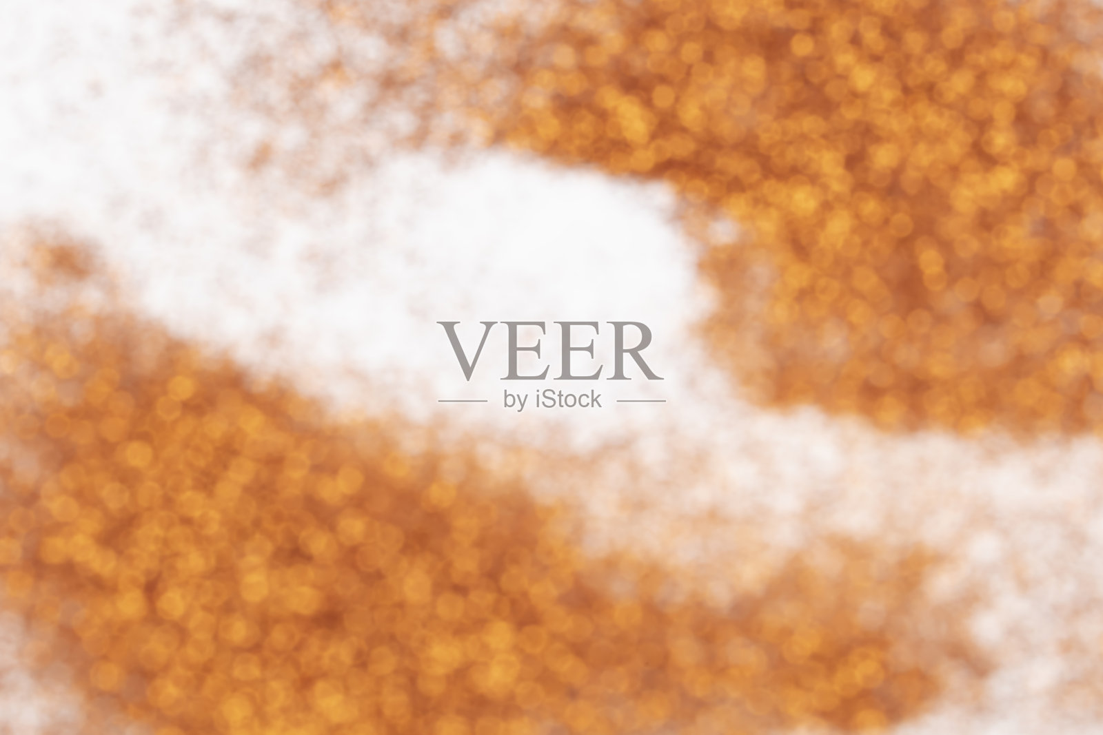 金色的亮片散落在白色的背景上。照片摄影图片