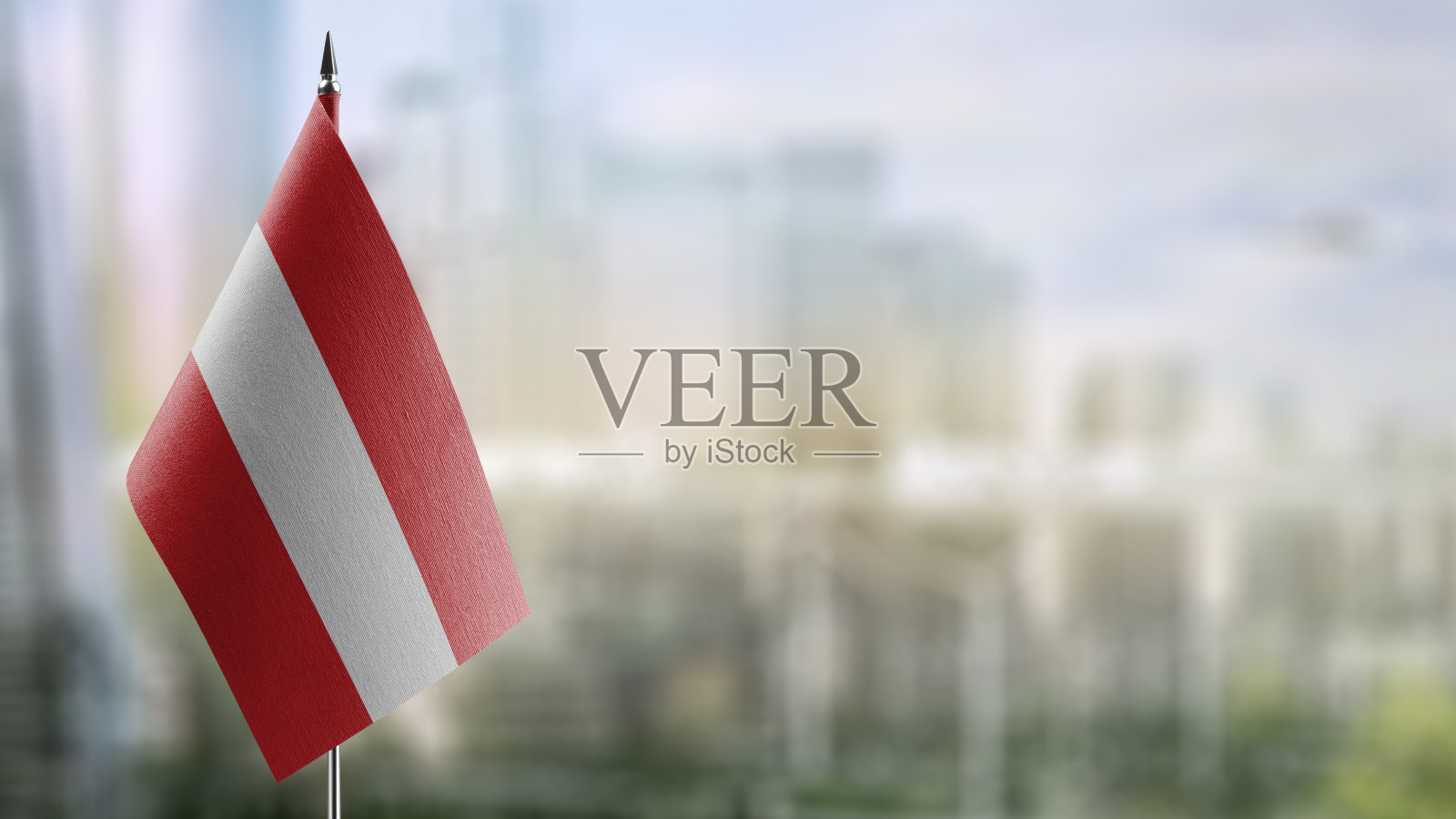 一个小奥地利国旗在抽象模糊的背景照片摄影图片