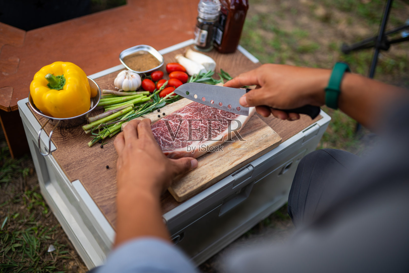 烹饪牛排时选择性地关注和牛照片摄影图片