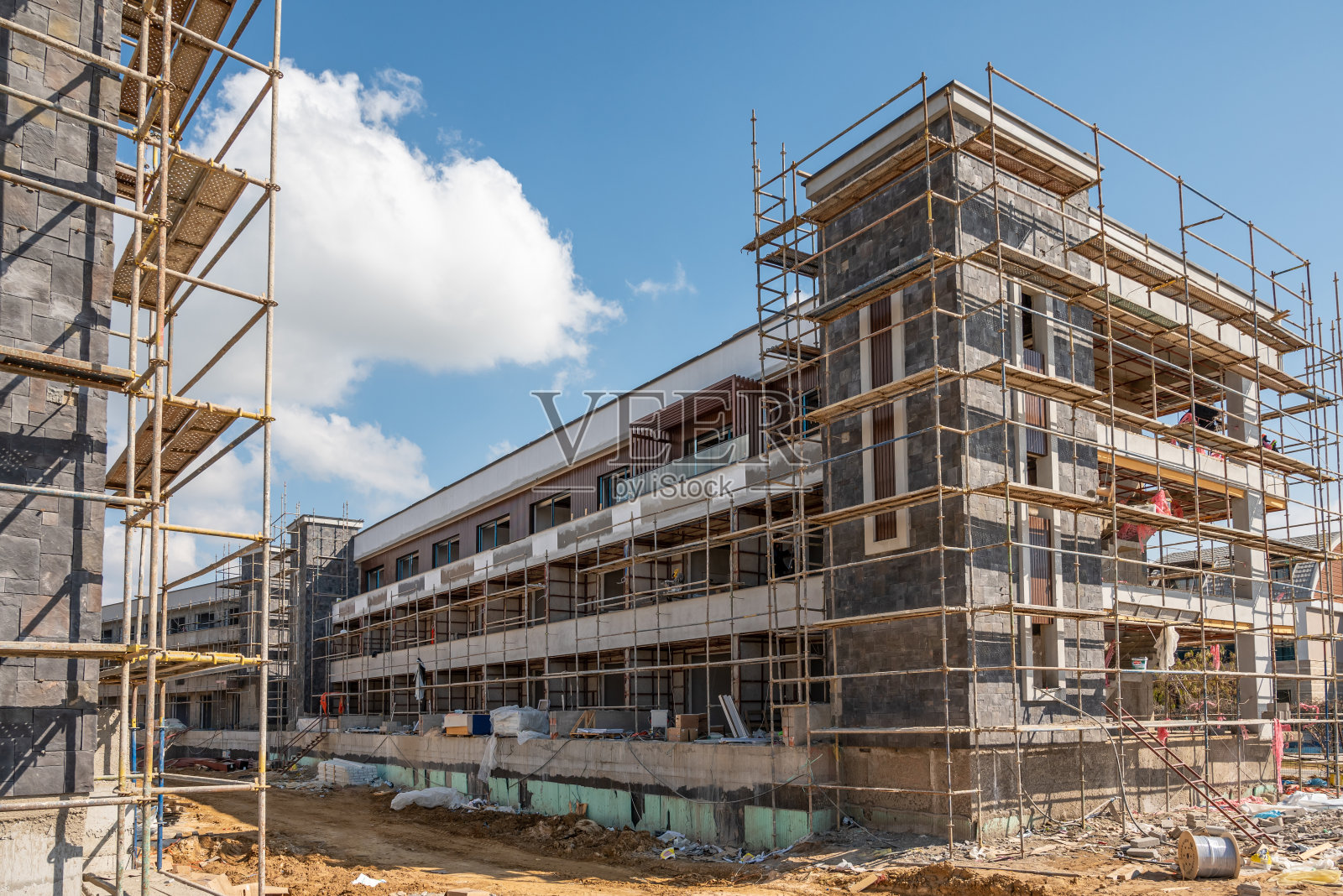 新公寓楼上搭建的脚手架。在建新建筑照片摄影图片