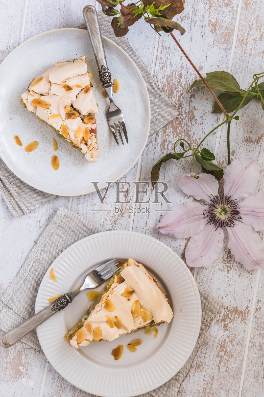 大黄派，配上蛋白酥皮和杏仁，白色木质背景照片摄影图片