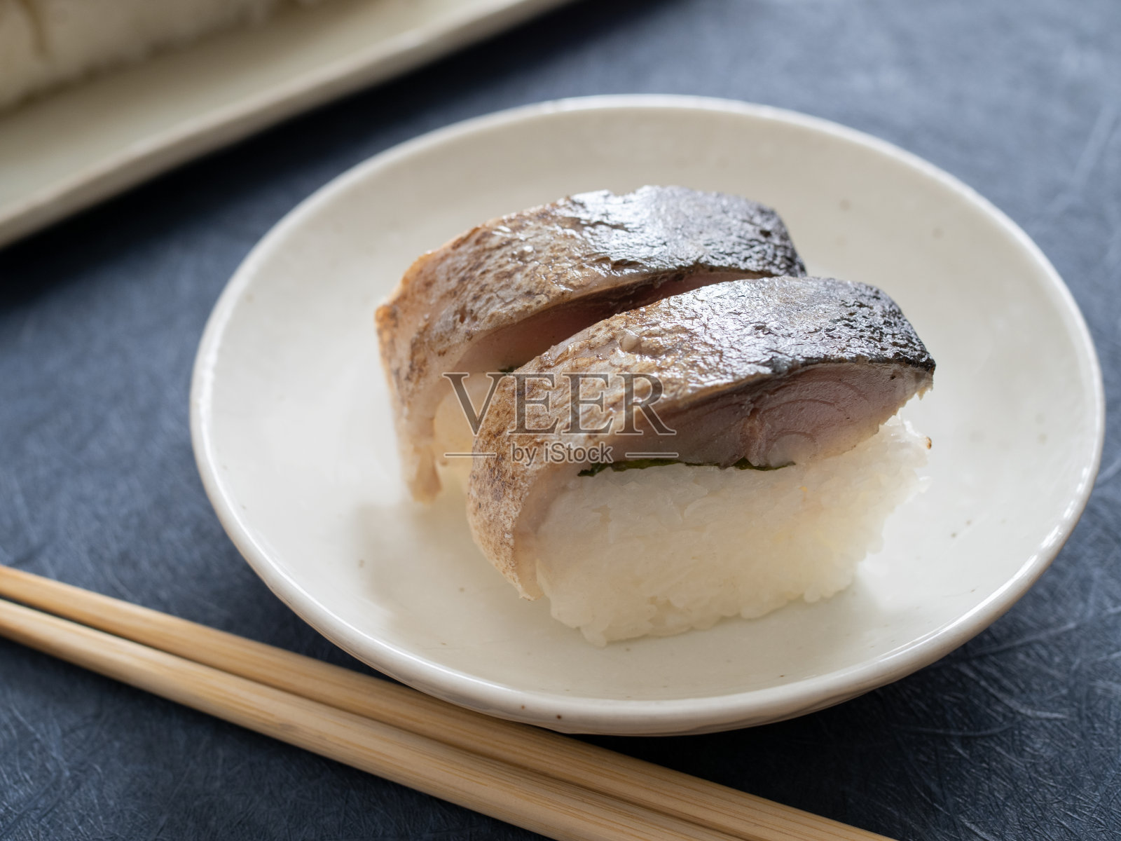 烤鲭鱼寿司照片摄影图片