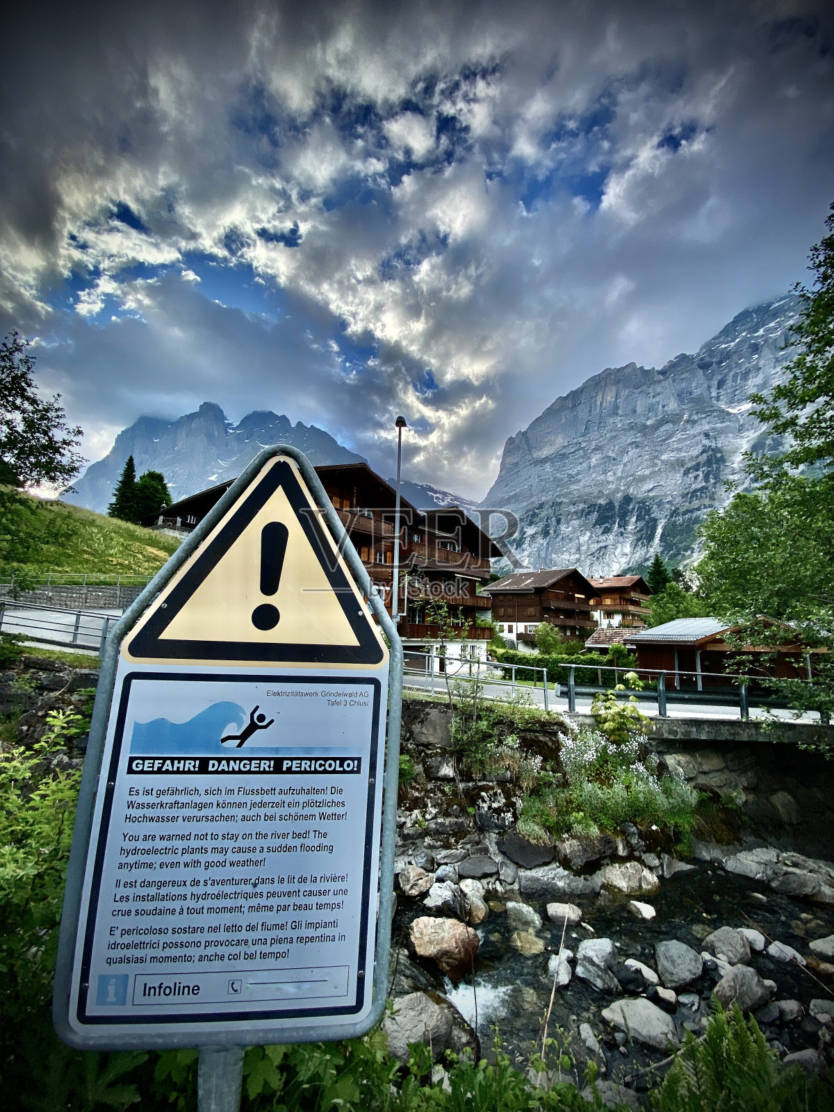 GEFAHR !危险!PERICOLO !——瑞士格林德沃的米利巴赫河床水位上升的迹象发出警告。照片摄影图片