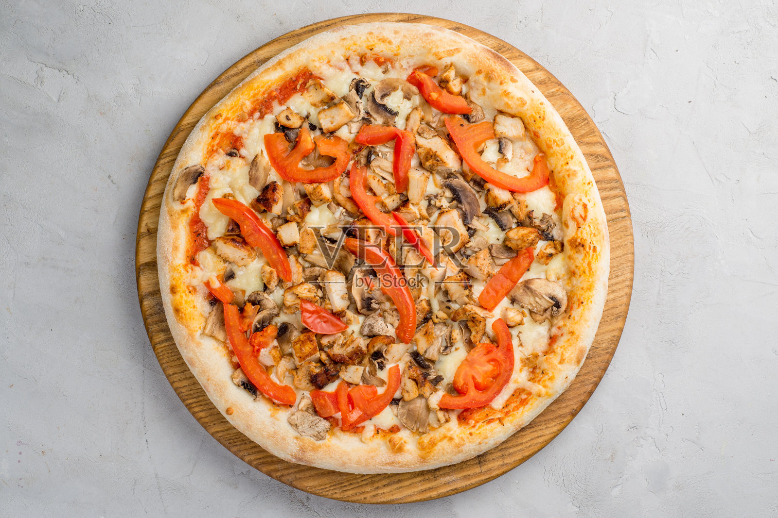 披萨配蔬菜、香肠和火腿照片摄影图片