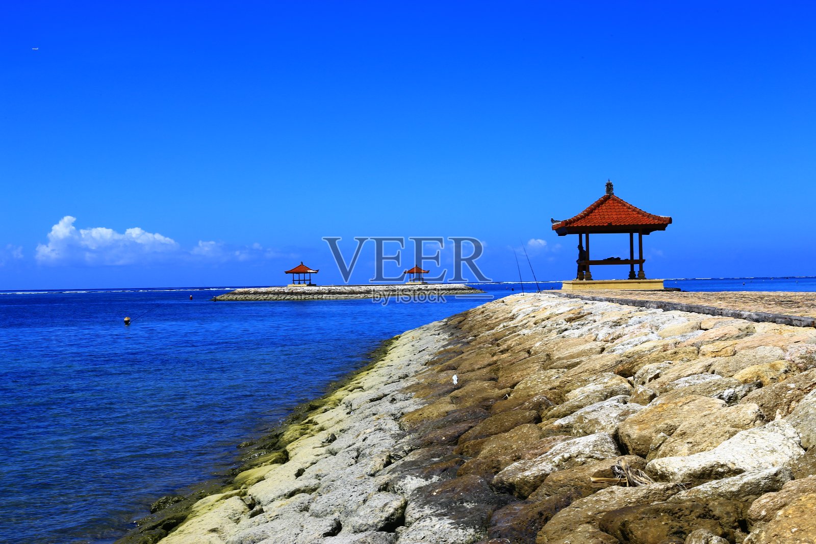 萨努尔海滩上的凉亭照片摄影图片