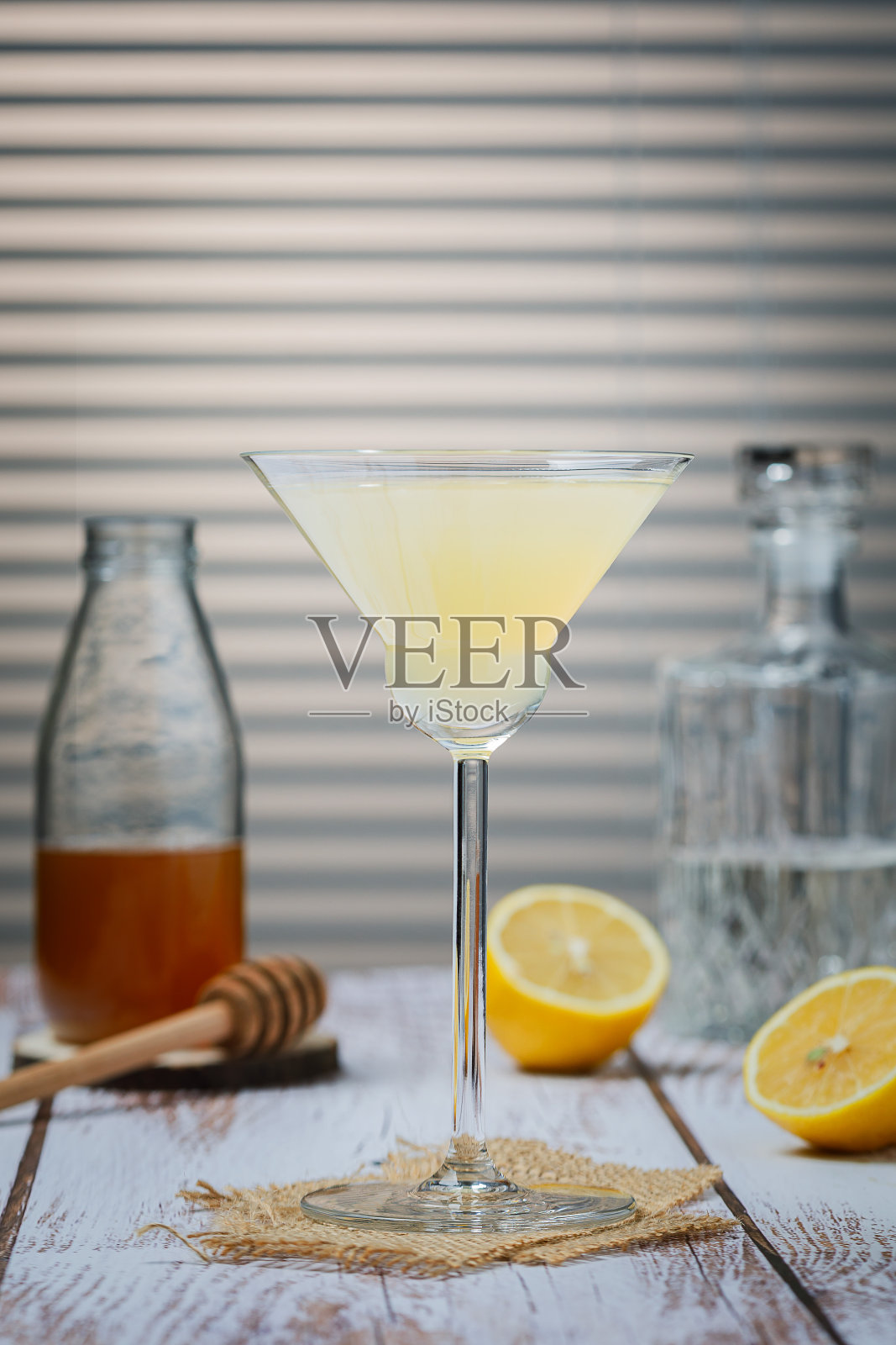 蜜蜂膝盖马提尼鸡尾酒。马提尼鸡尾酒或无酒精鸡尾酒。马提尼。照片摄影图片