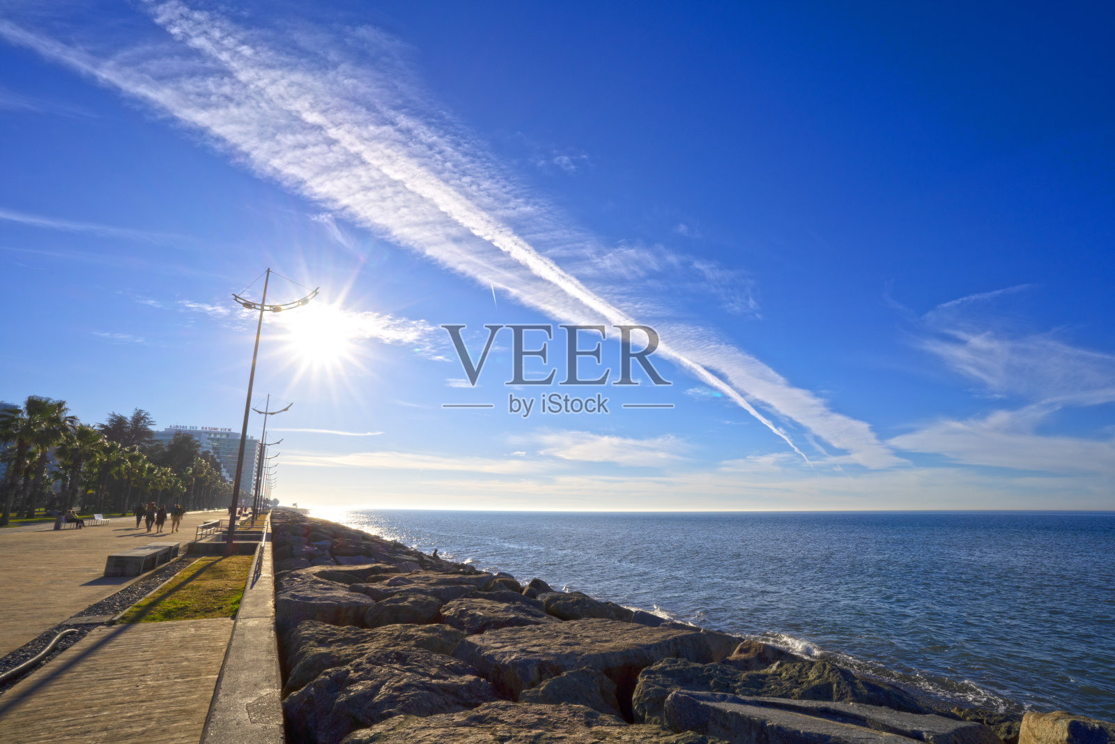 格鲁吉亚阿贾拉地区巴统市的夏季时间。黑海卵石海滩，沿着海岸散步寻找灵感照片摄影图片