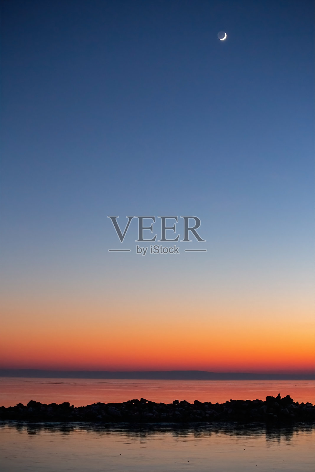 匈牙利巴拉顿湖上的冬日日落照片摄影图片