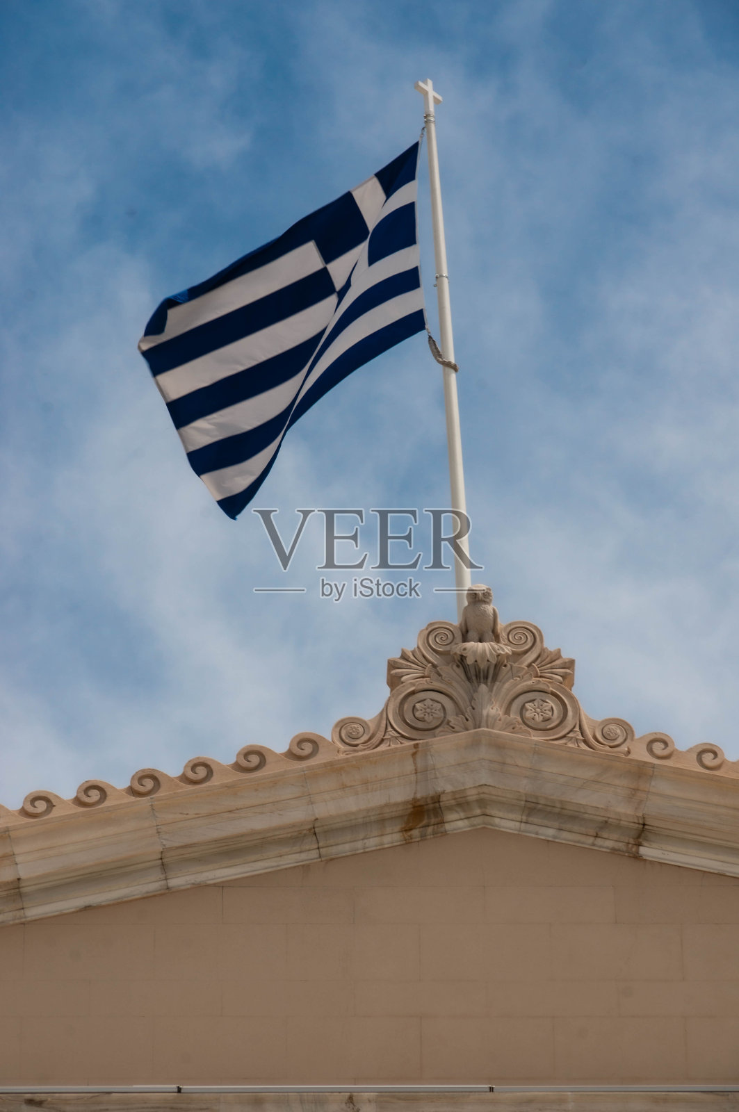 雅典议会大厦上的希腊国旗。照片摄影图片