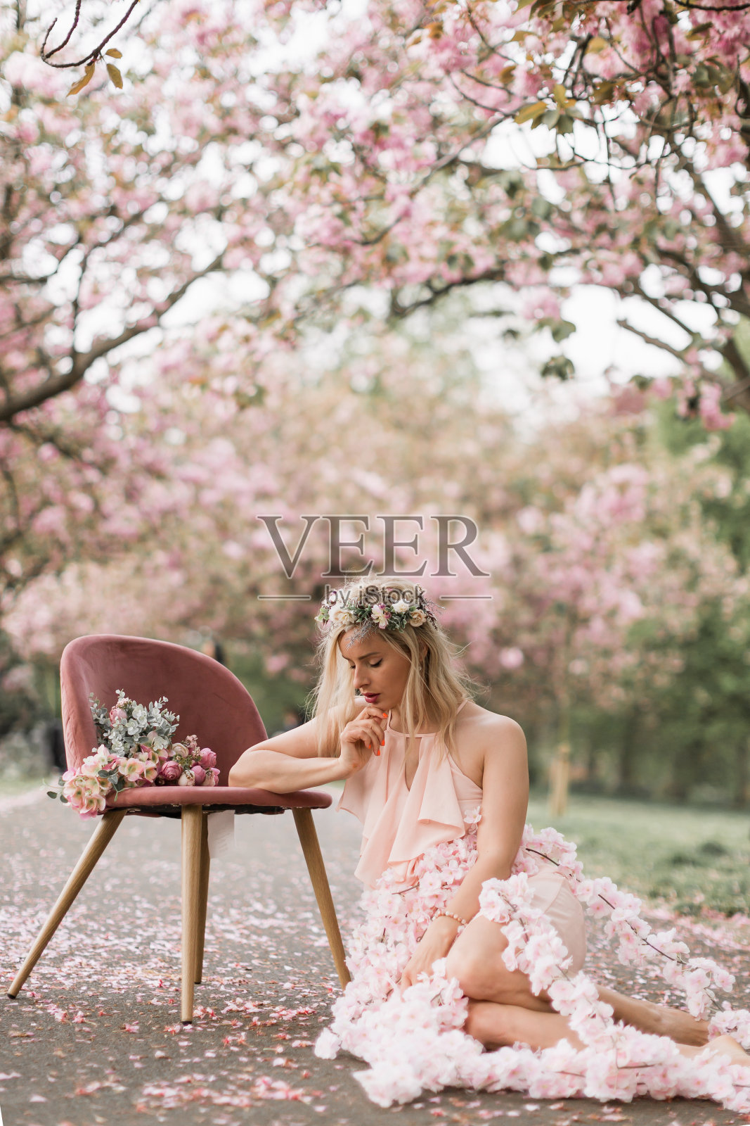 感性的特写肖像一个春天的女人，美丽的脸女性享受樱花，梦幻的女孩与白色的鲜花户外，季节性的自然，树枝和迷人的女士。照片摄影图片