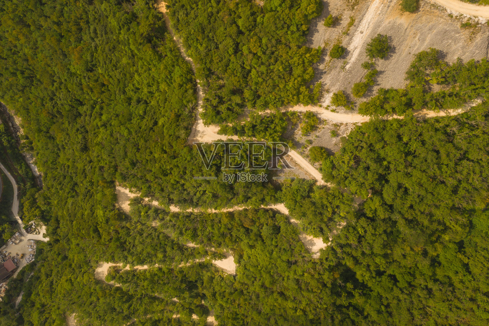 无人机拍摄的山区土路照片摄影图片