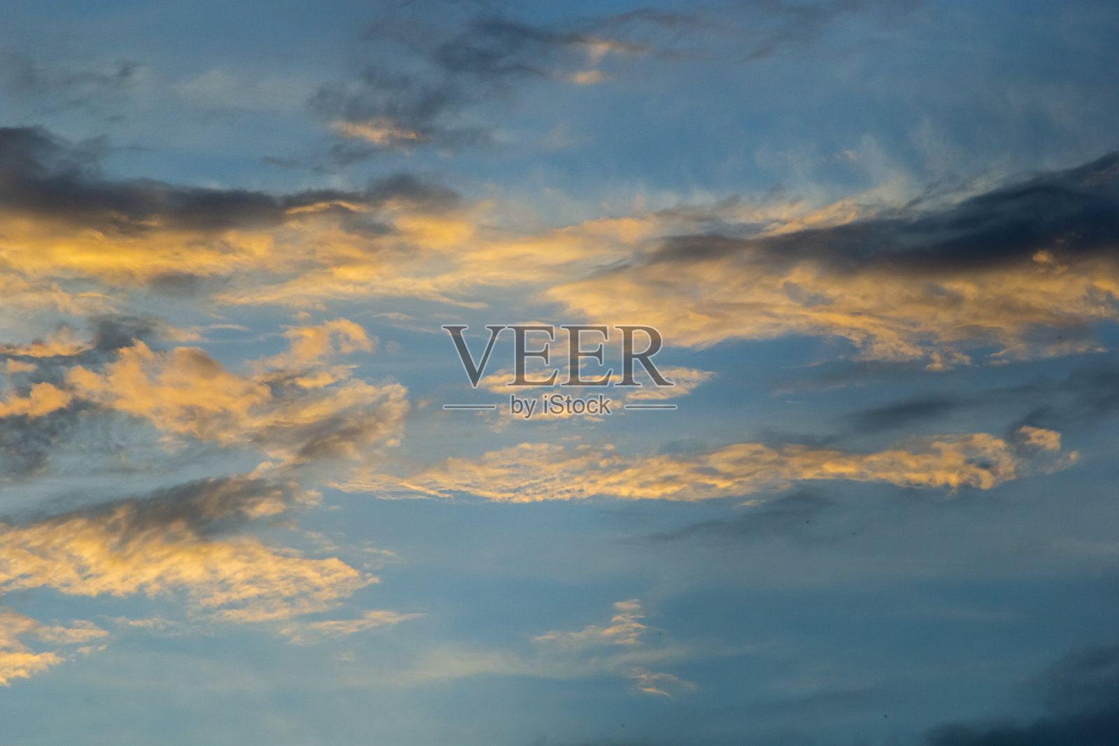 晚霞天空，彩云密布。戏剧性的黄昏天空背景照片摄影图片