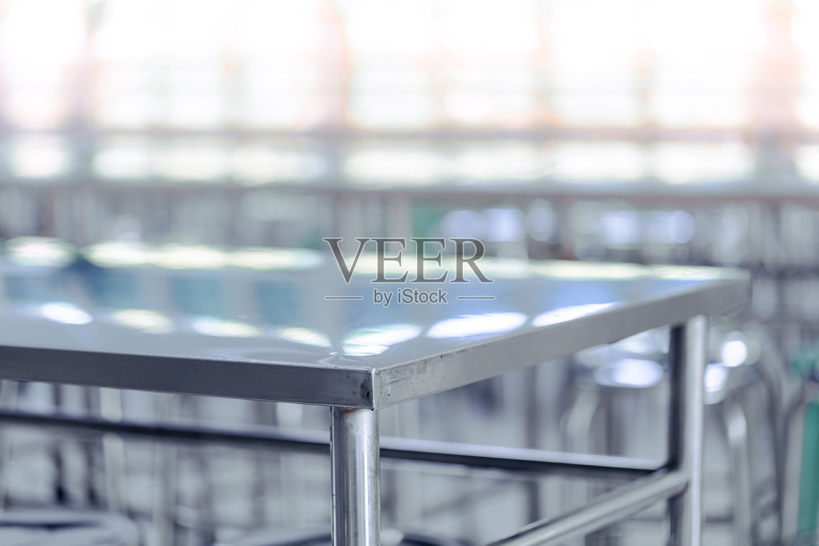 配有不锈钢桌椅的现代自助餐厅或食堂照片摄影图片