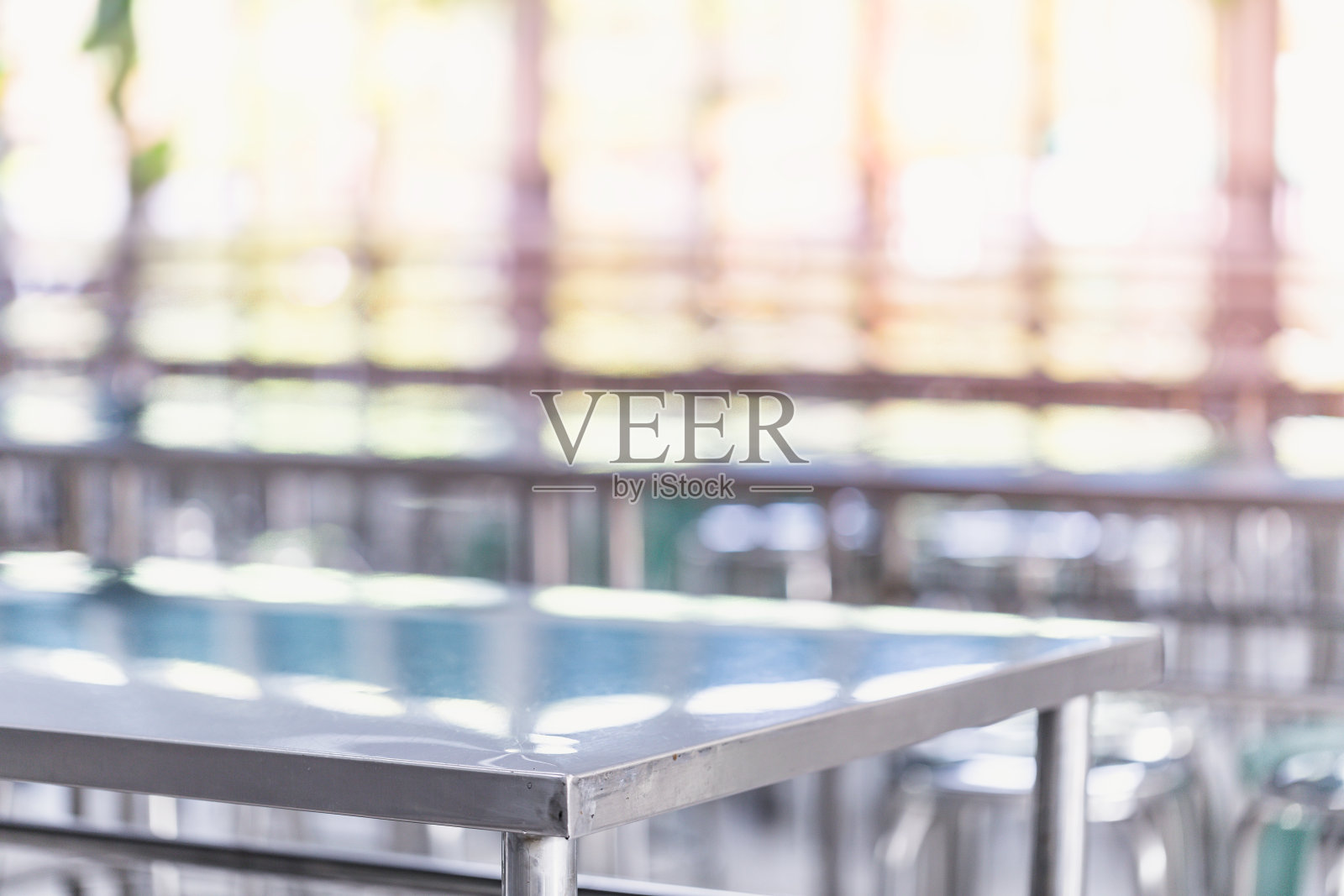 配有不锈钢桌椅的现代自助餐厅或食堂照片摄影图片