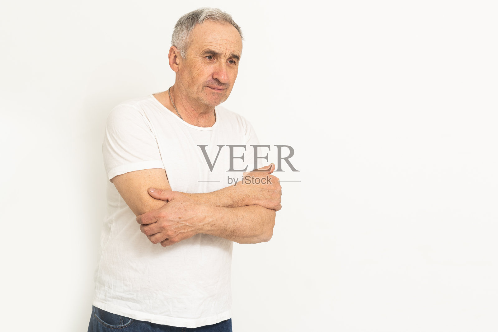 一位老人的手臂受伤了照片摄影图片