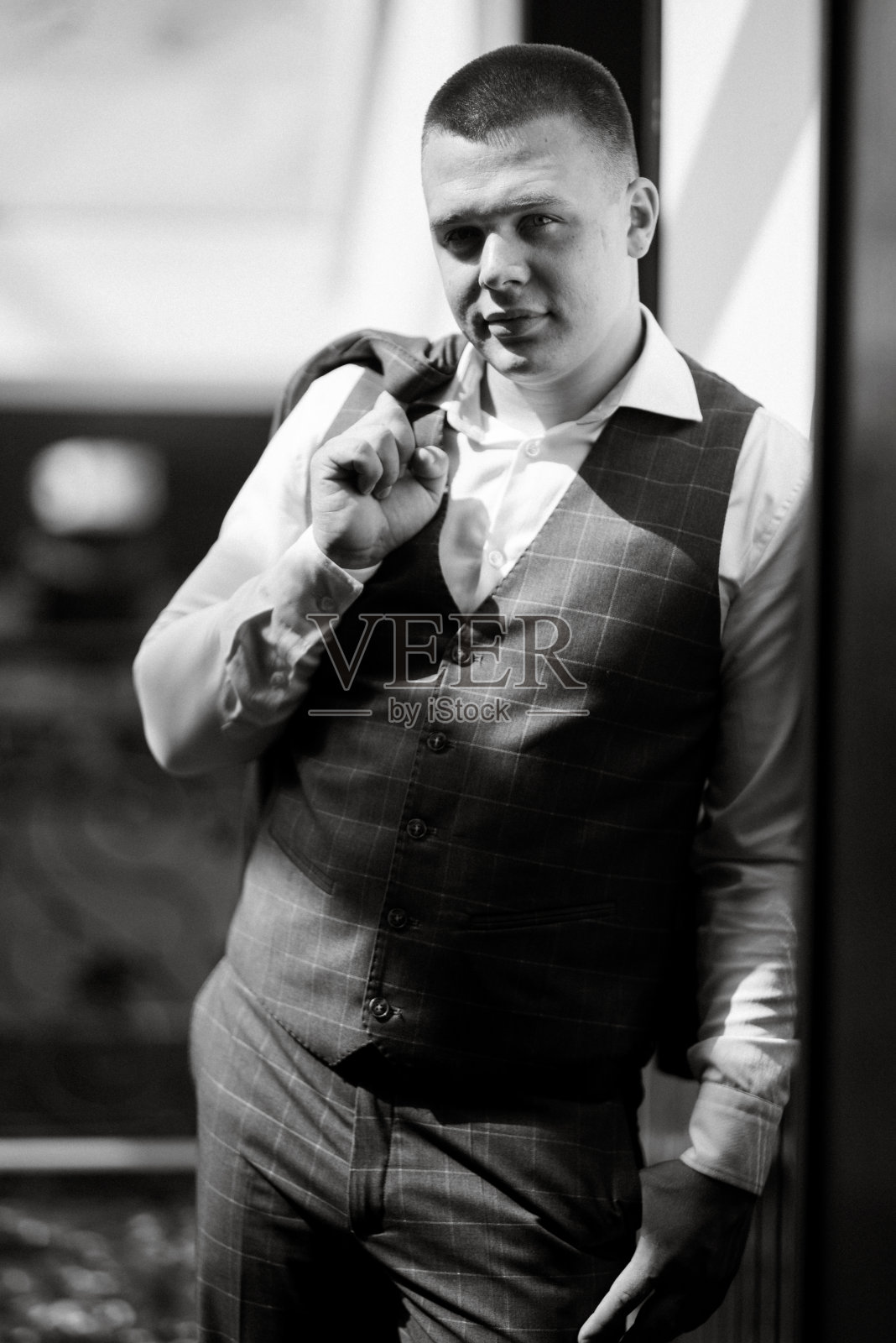 婚礼前的早晨，新郎的肖像照片摄影图片