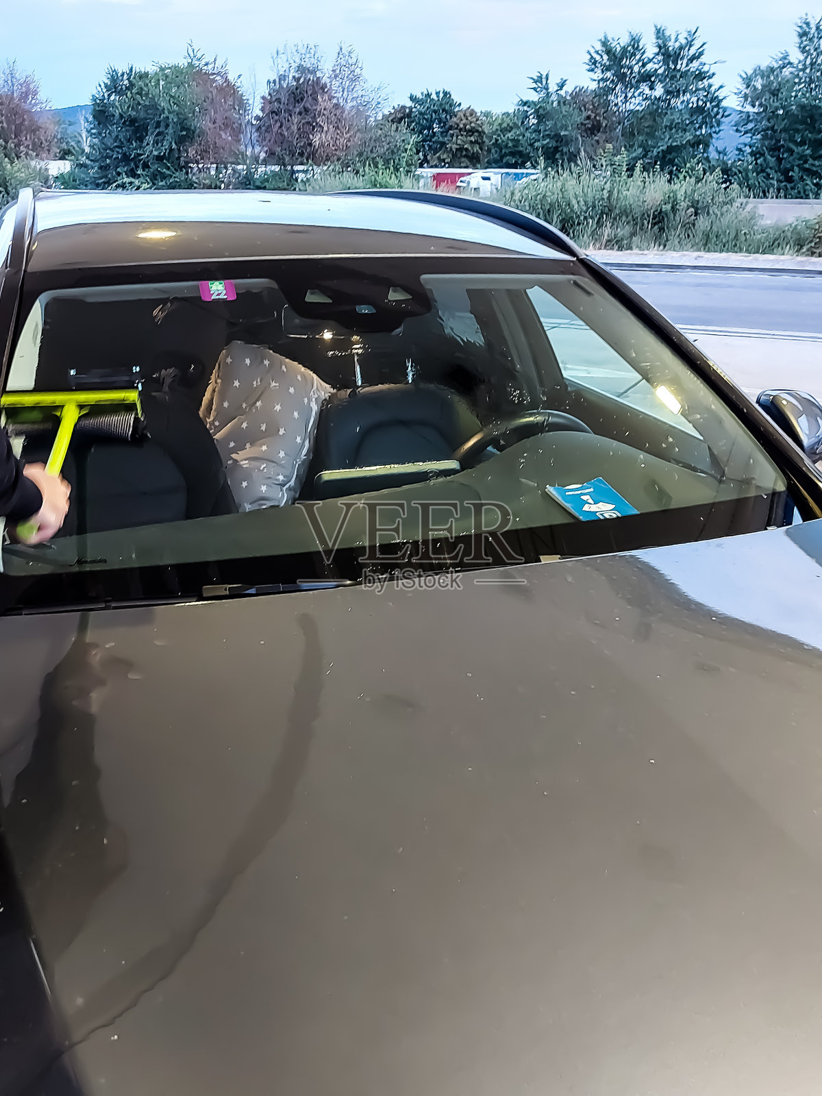 一个男人正在清洗汽车的挡风玻璃照片摄影图片