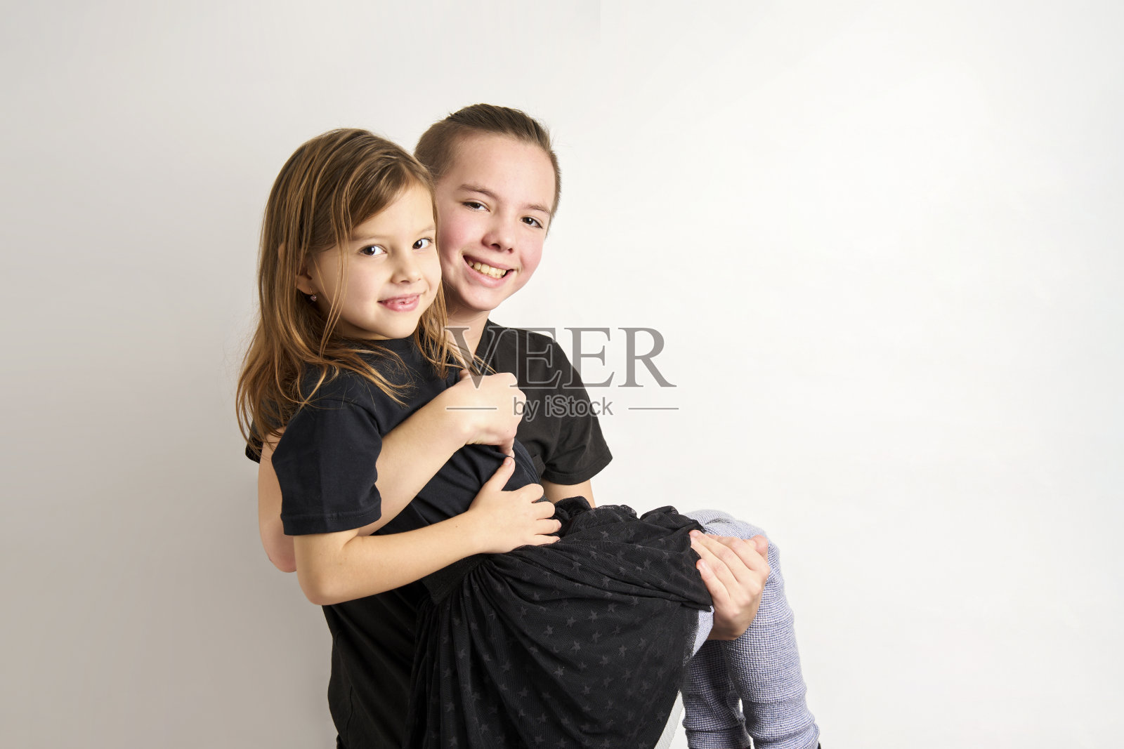 兄弟姐妹孩子玩得很开心，白色背景照片摄影图片