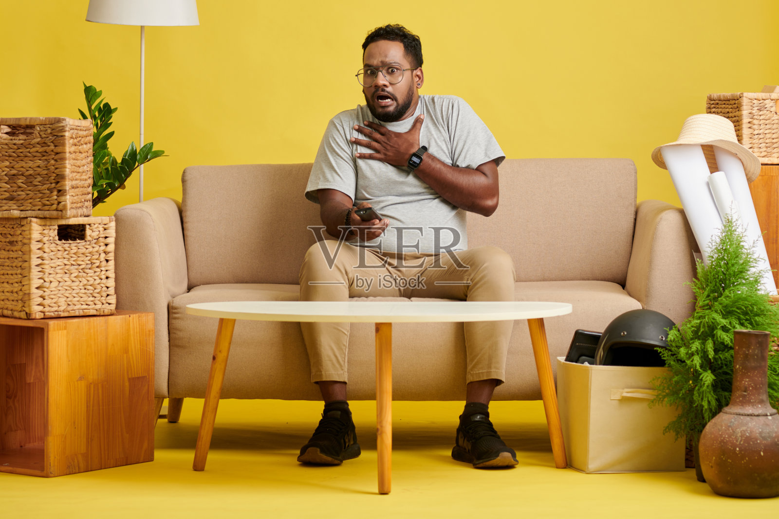 男子看恐怖电影照片摄影图片