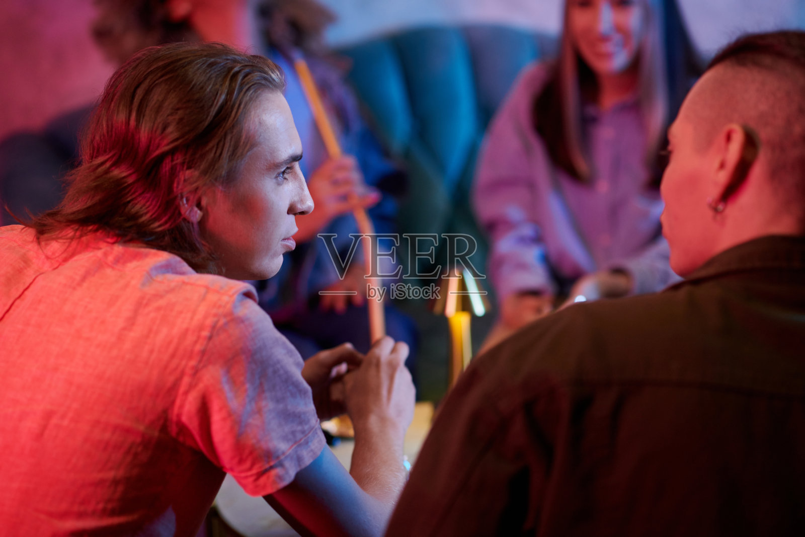 朋友在酒吧闲逛照片摄影图片