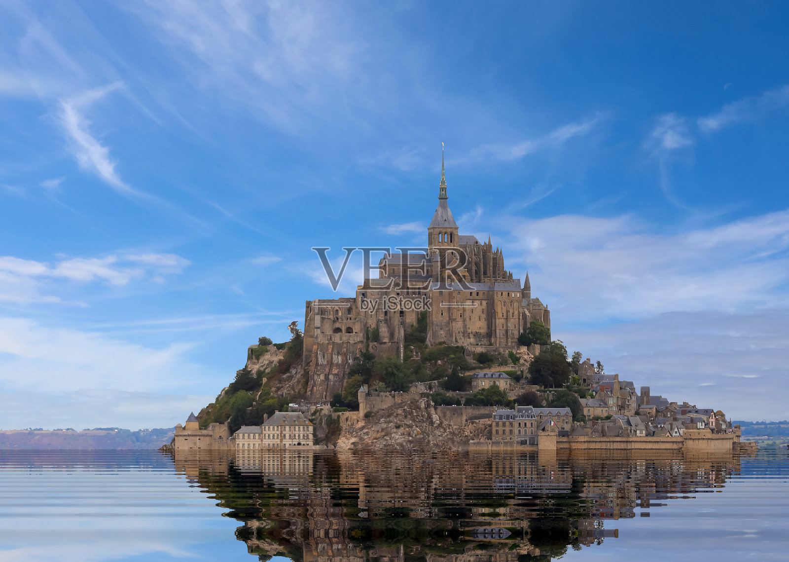 位于诺曼底潮汐岛上的修道院照片摄影图片