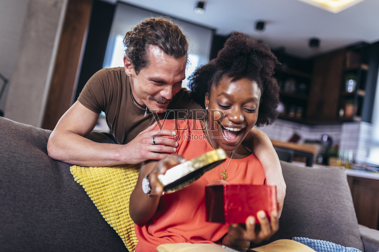 幸福情侣在家中庆祝情人节照片摄影图片