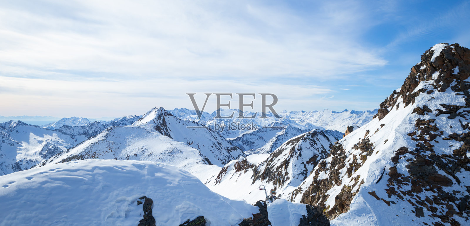 斯图拜冰川阿尔卑斯山脉雪域背景下的多云天空照片摄影图片